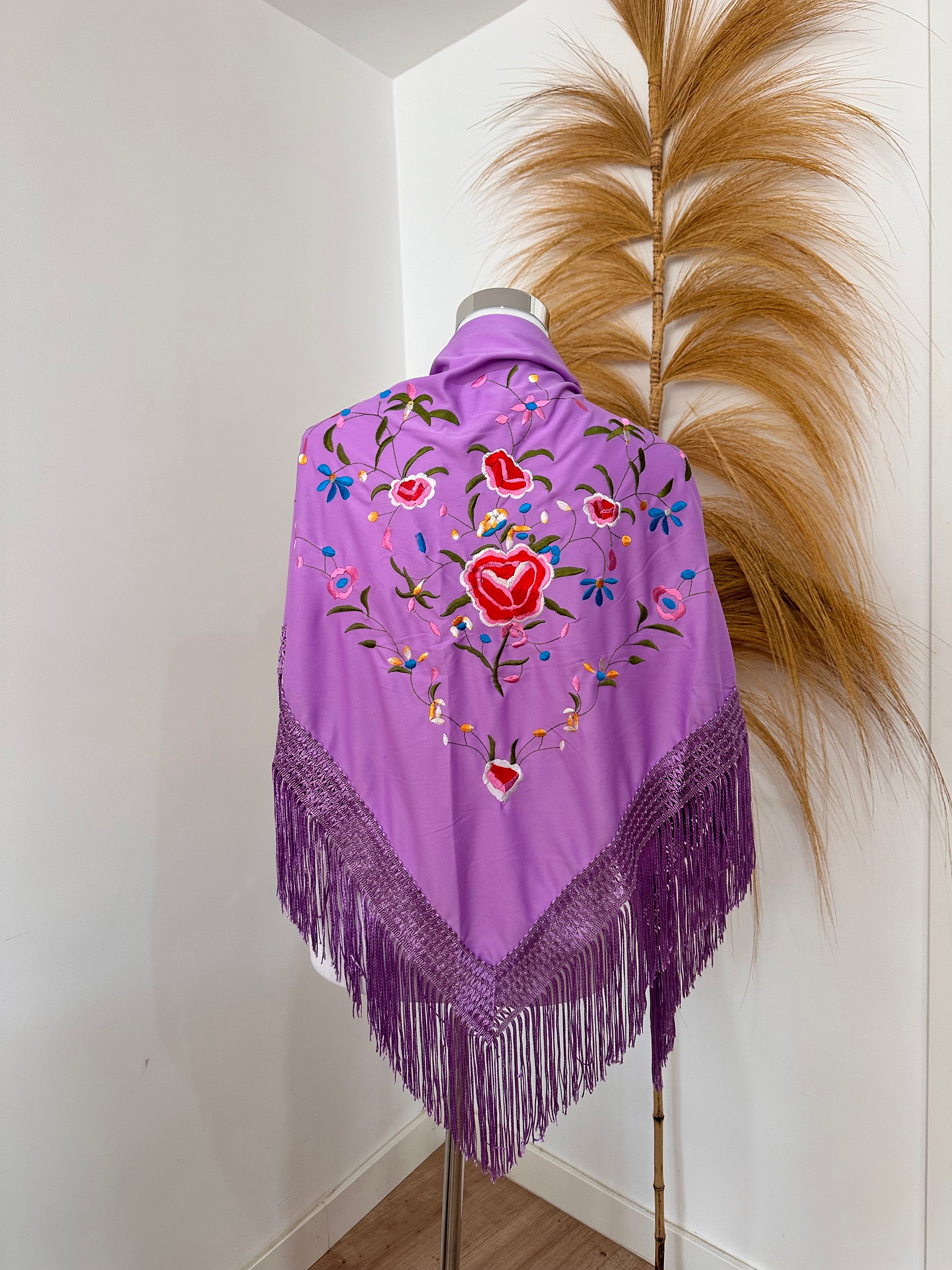 Mantoncillo lila bordad colores