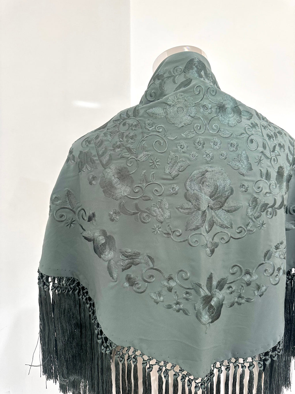 Mantoncillo Fantasía Verde Grisáceo bordado al tono
