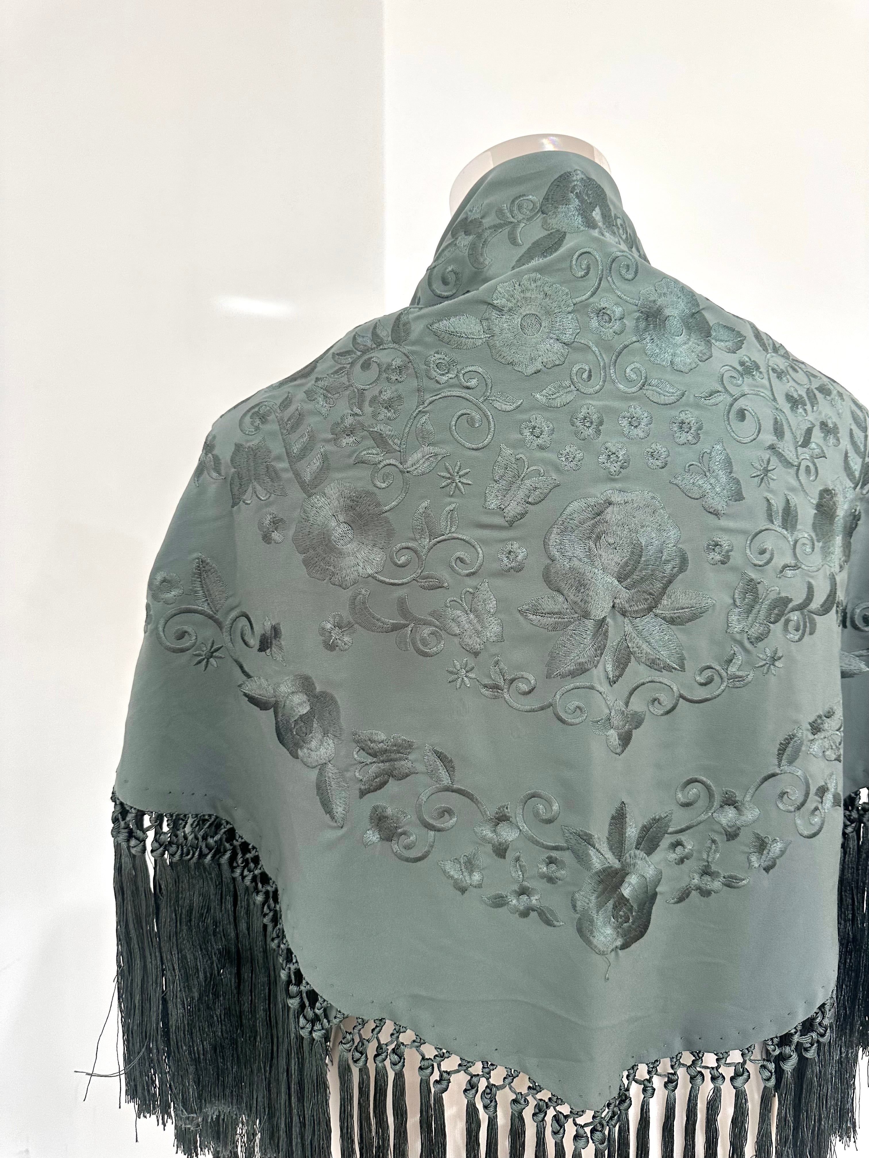 Mantoncillo Fantasía Verde Grisáceo bordado al tono