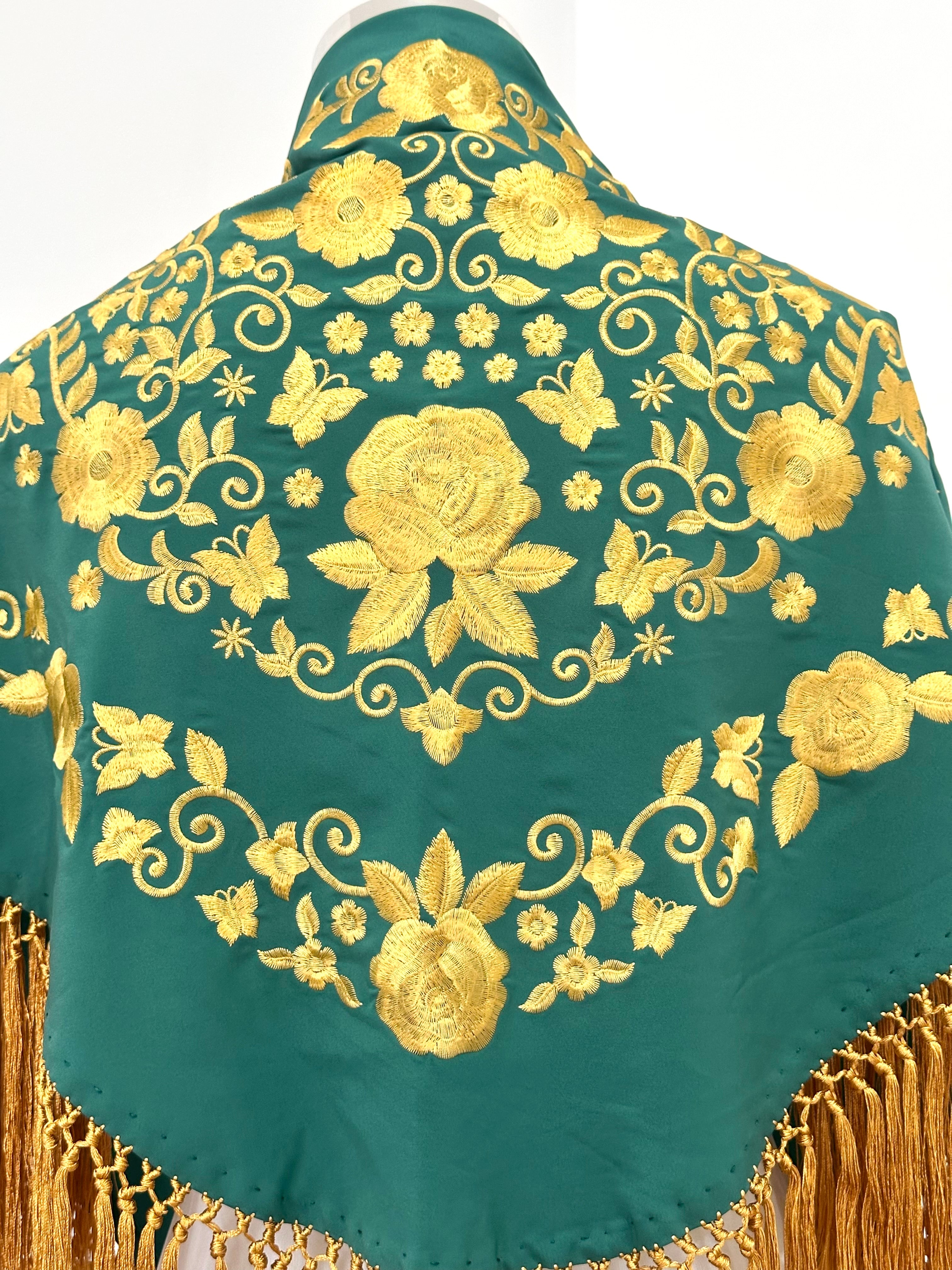 Mantoncillo Fantasía Verde Botella bordado en dorado