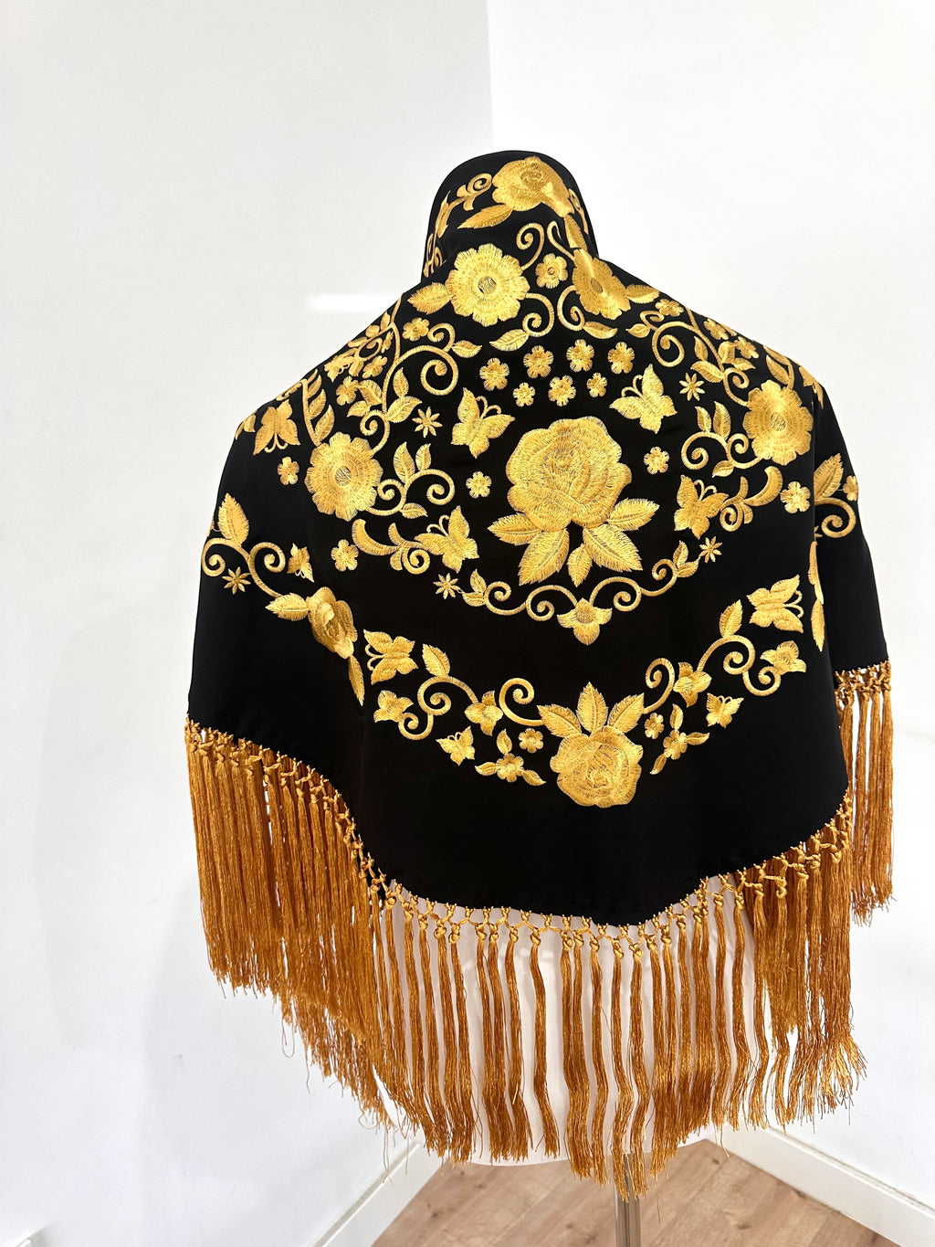 Mantoncillo Fantasía Negro bordado y flecado dorado