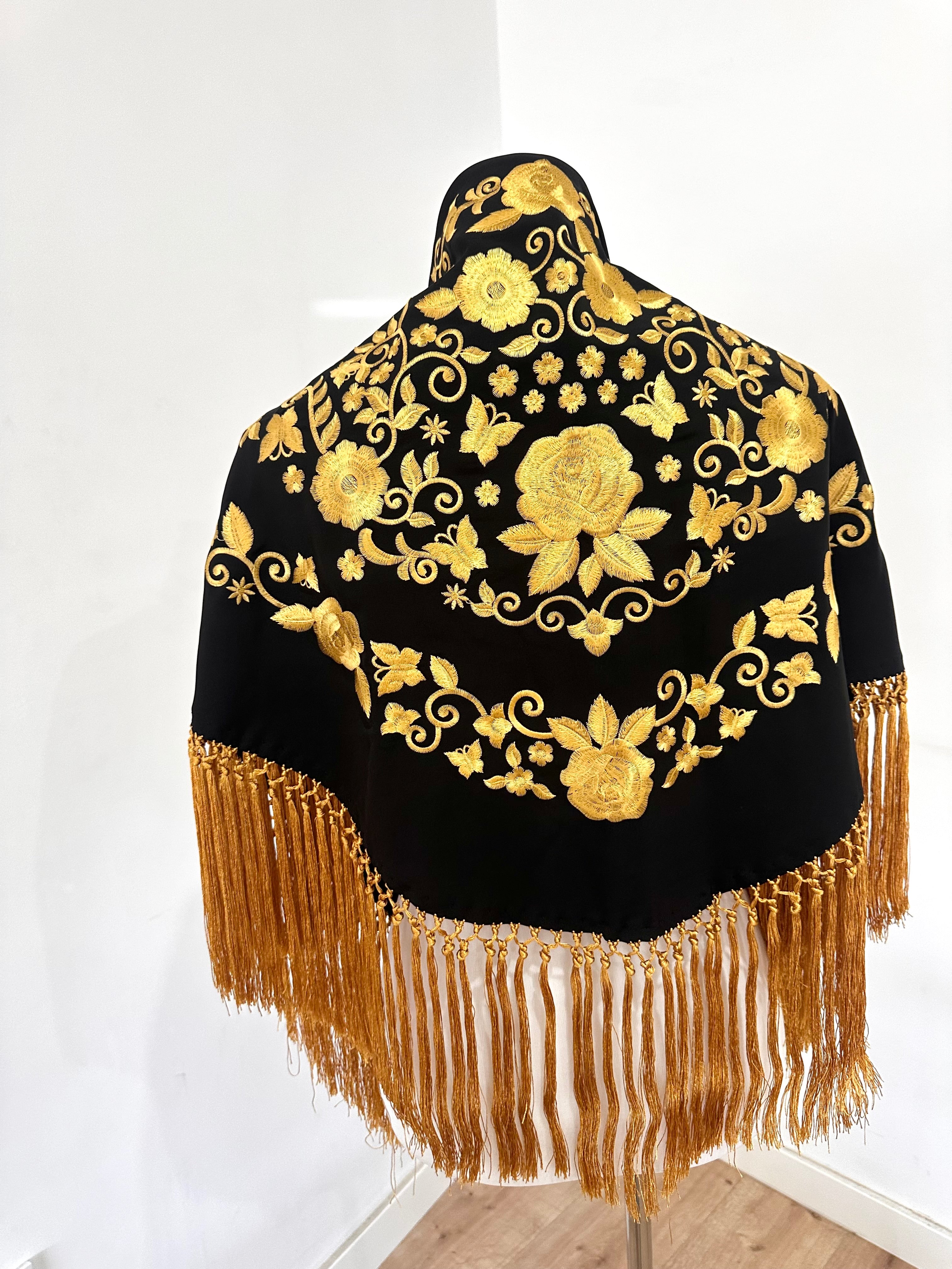 Mantoncillo Fantasía Negro bordado y flecado dorado