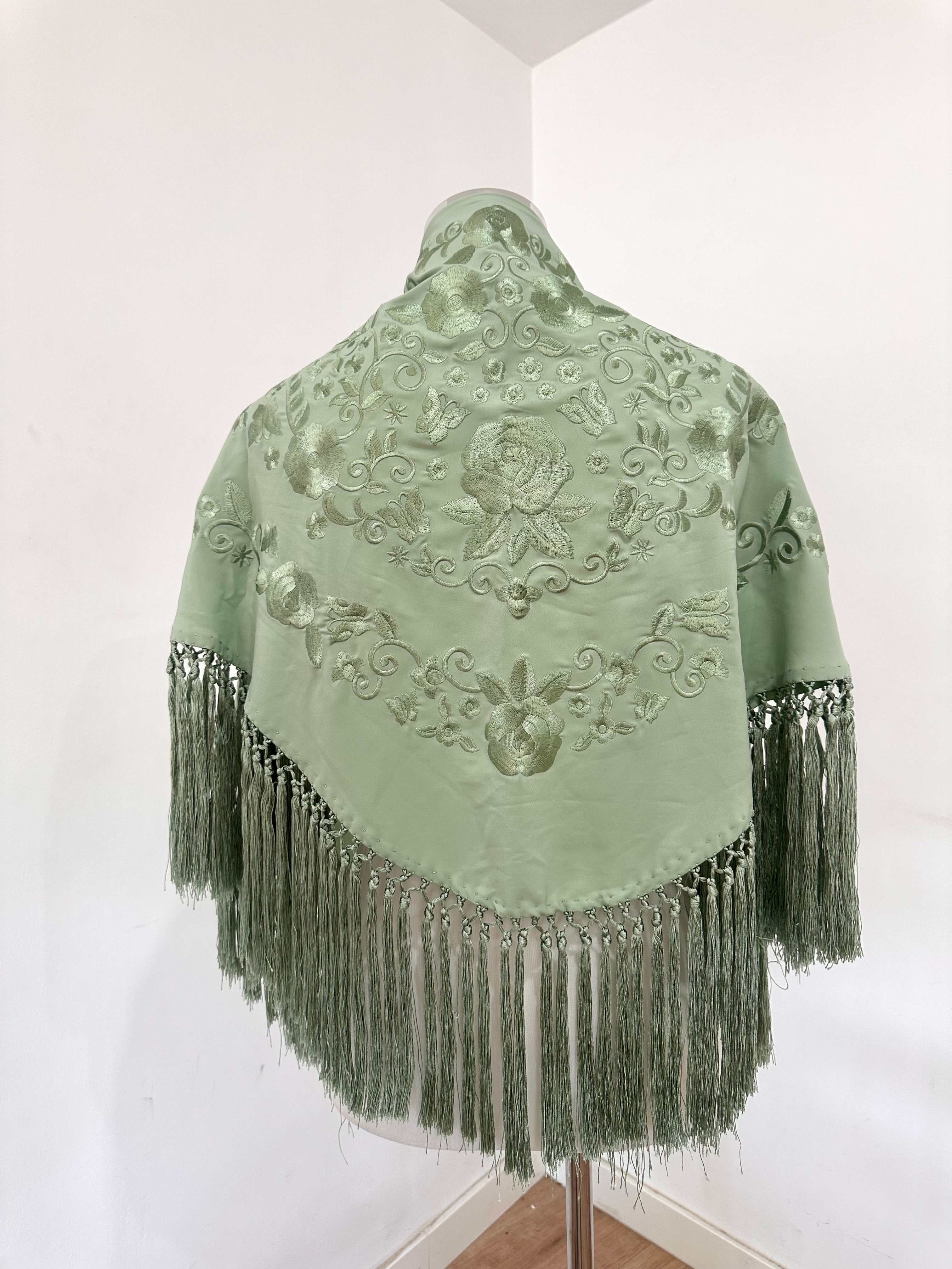 Mantoncillo Fantasía verde jabonoso bordado al tono