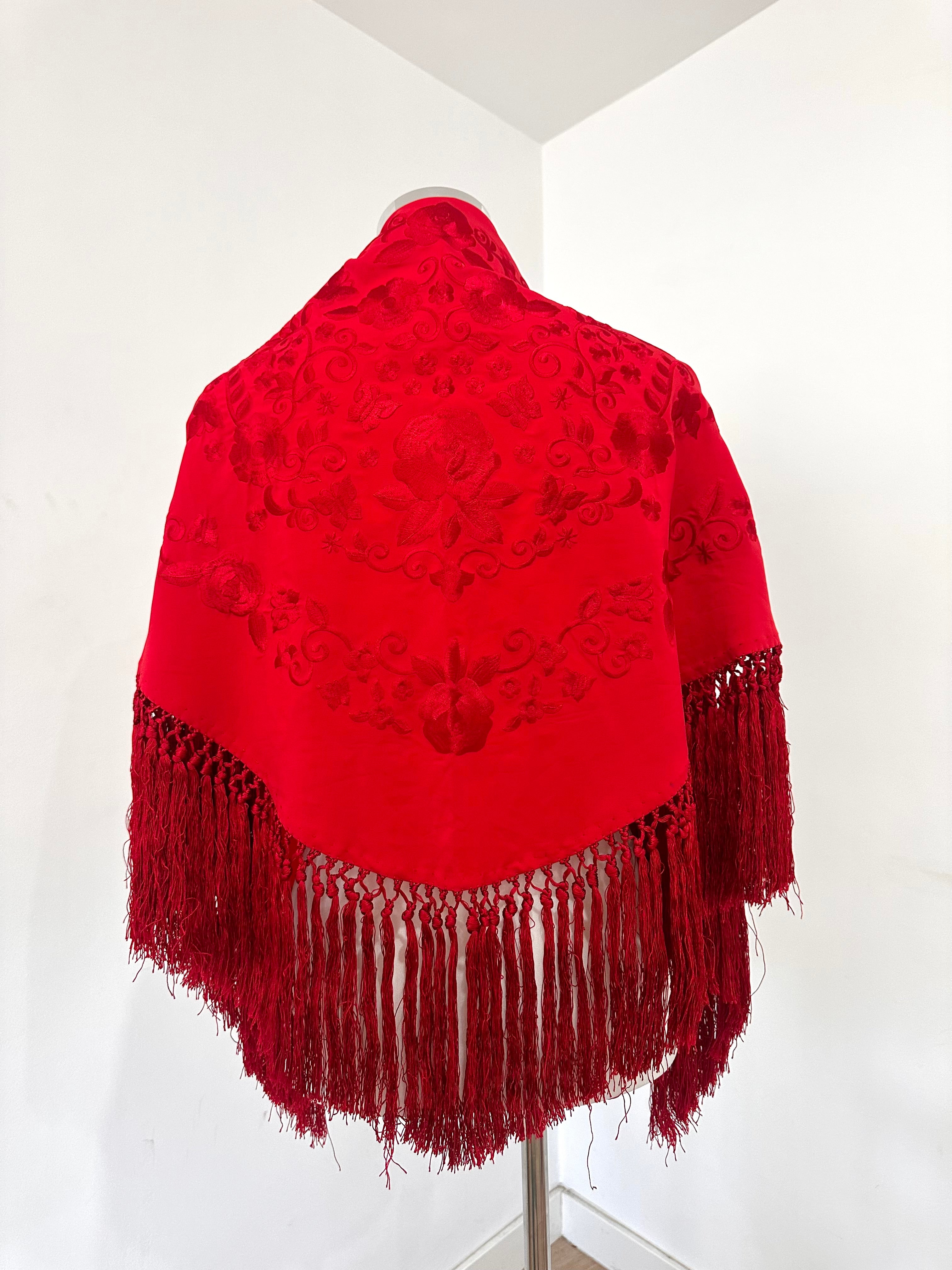 Mantoncillo Fantasía Rojo Bordado al tono