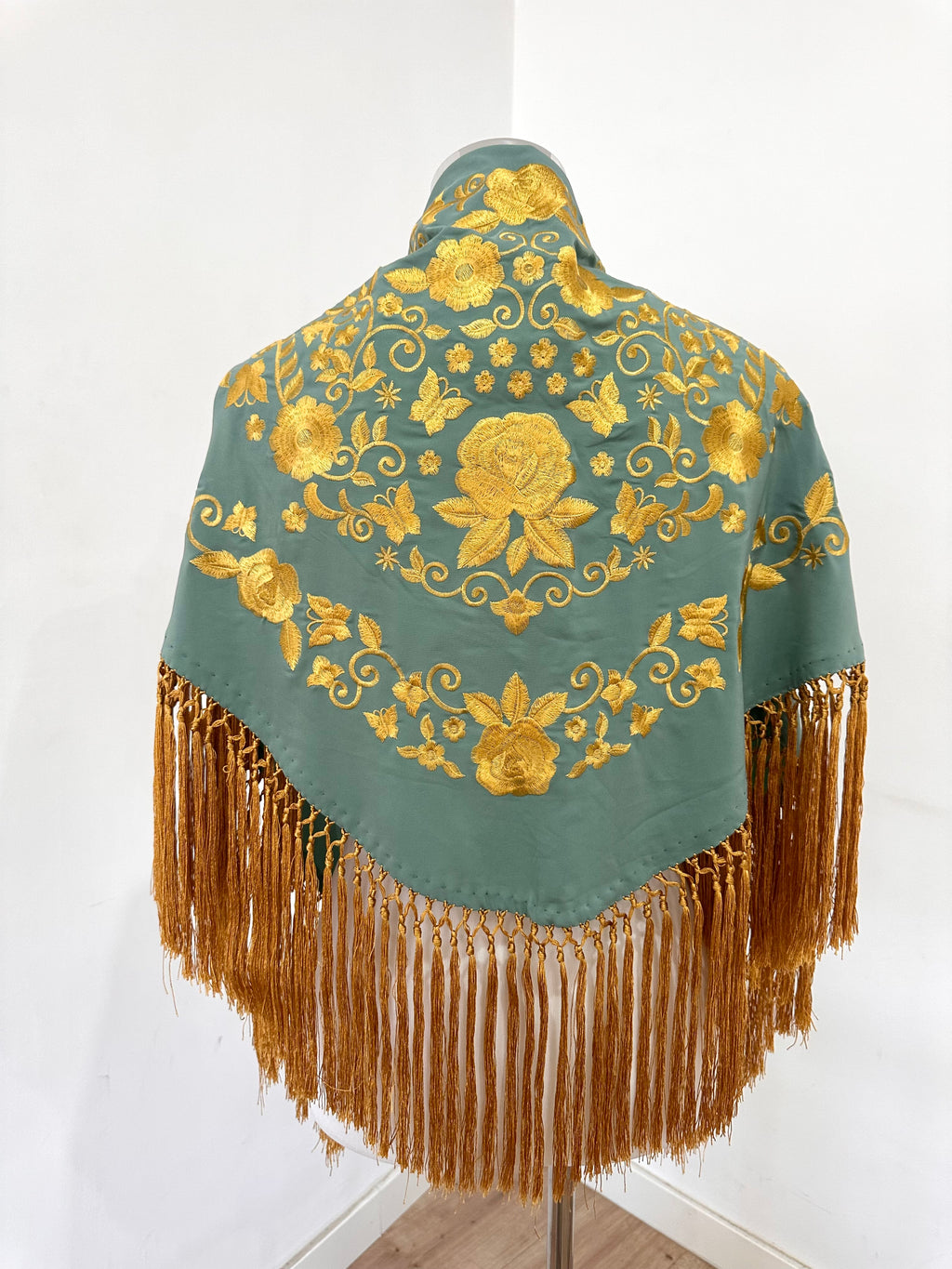 Mantoncillo Fantasía Verde agua bordado y flecado con dorado