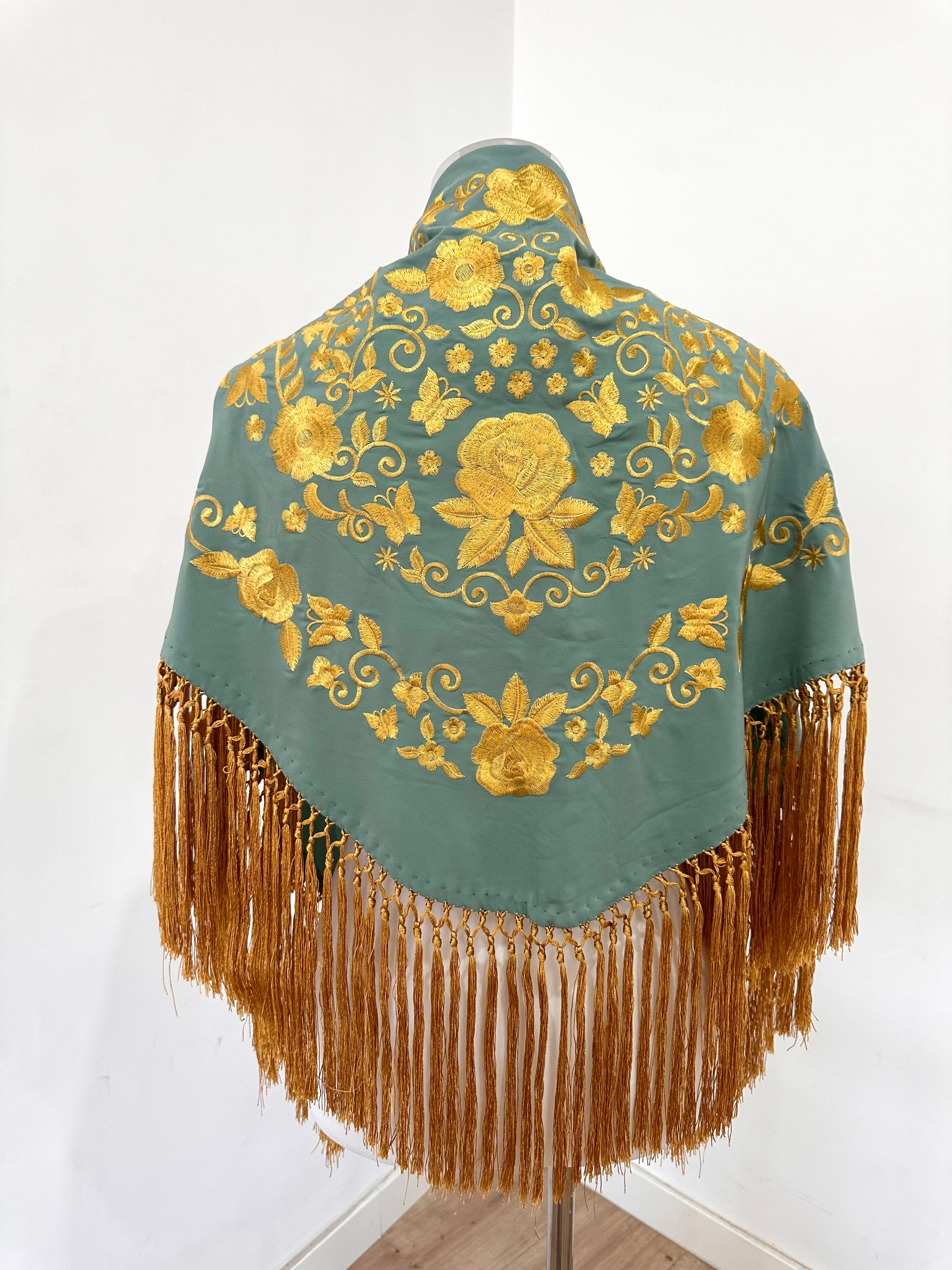 Mantoncillo Fantasía Verde agua bordado y flecado con dorado