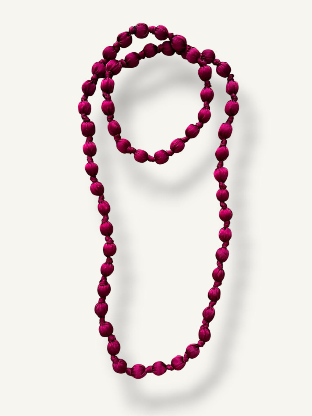 Collar Bolas Burdeos