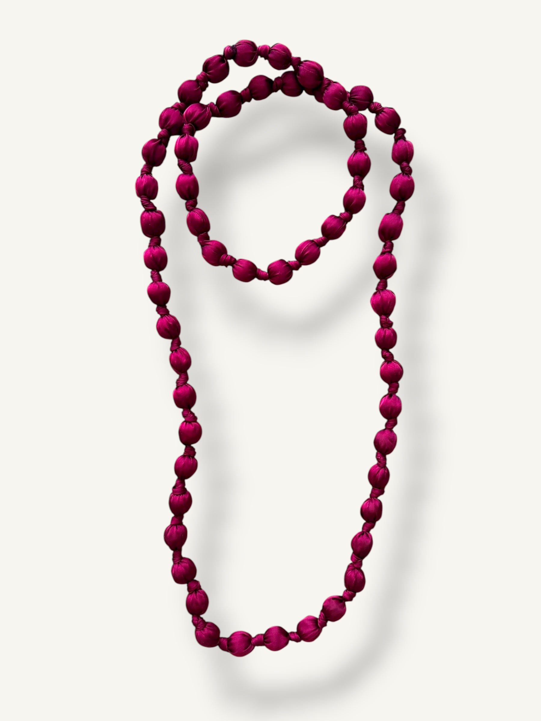 Collar Bolas Burdeos