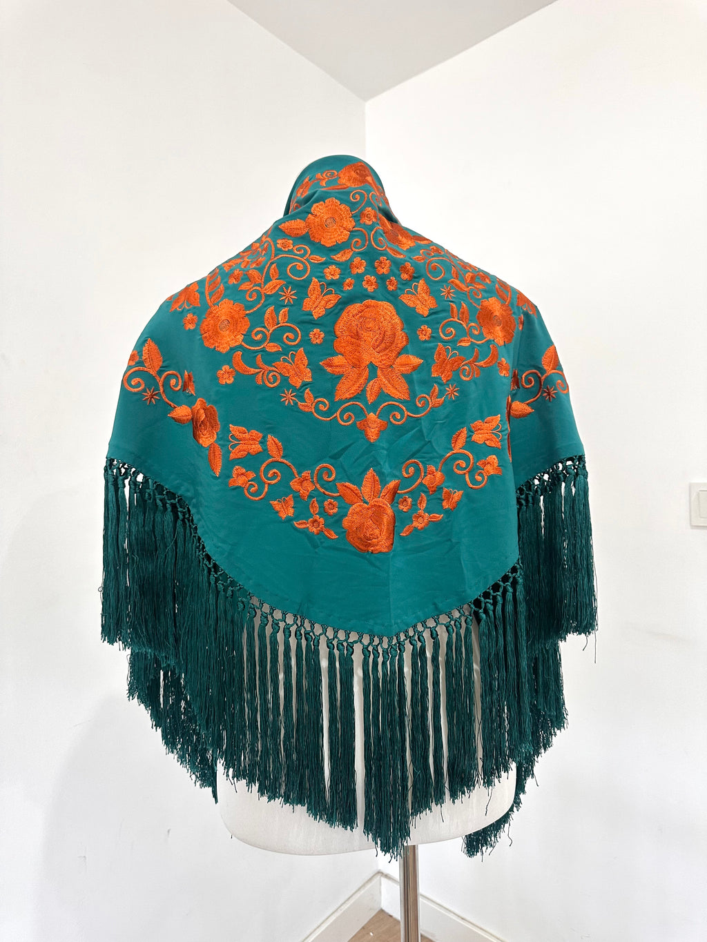 Mantoncillo Fantasía Verde Botella Bordado en Teja