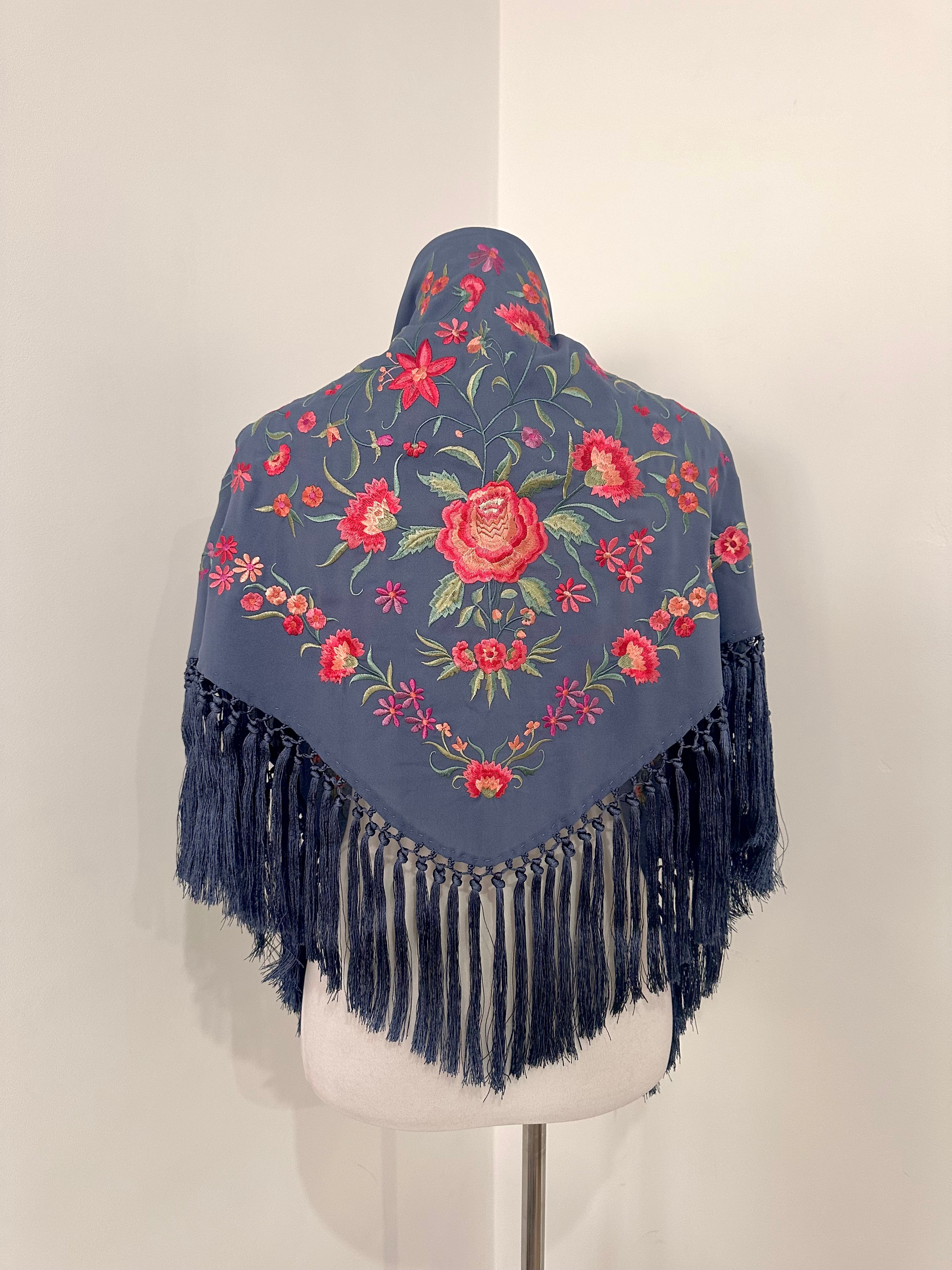 Mantoncillo Clavelines Azul Grisáceo bordado pastel