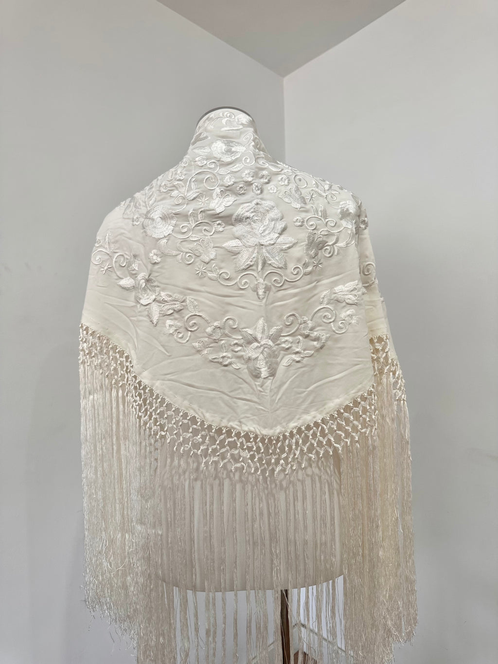 Mantoncillo Fantasía Blanco bordado al tono fleco largo
