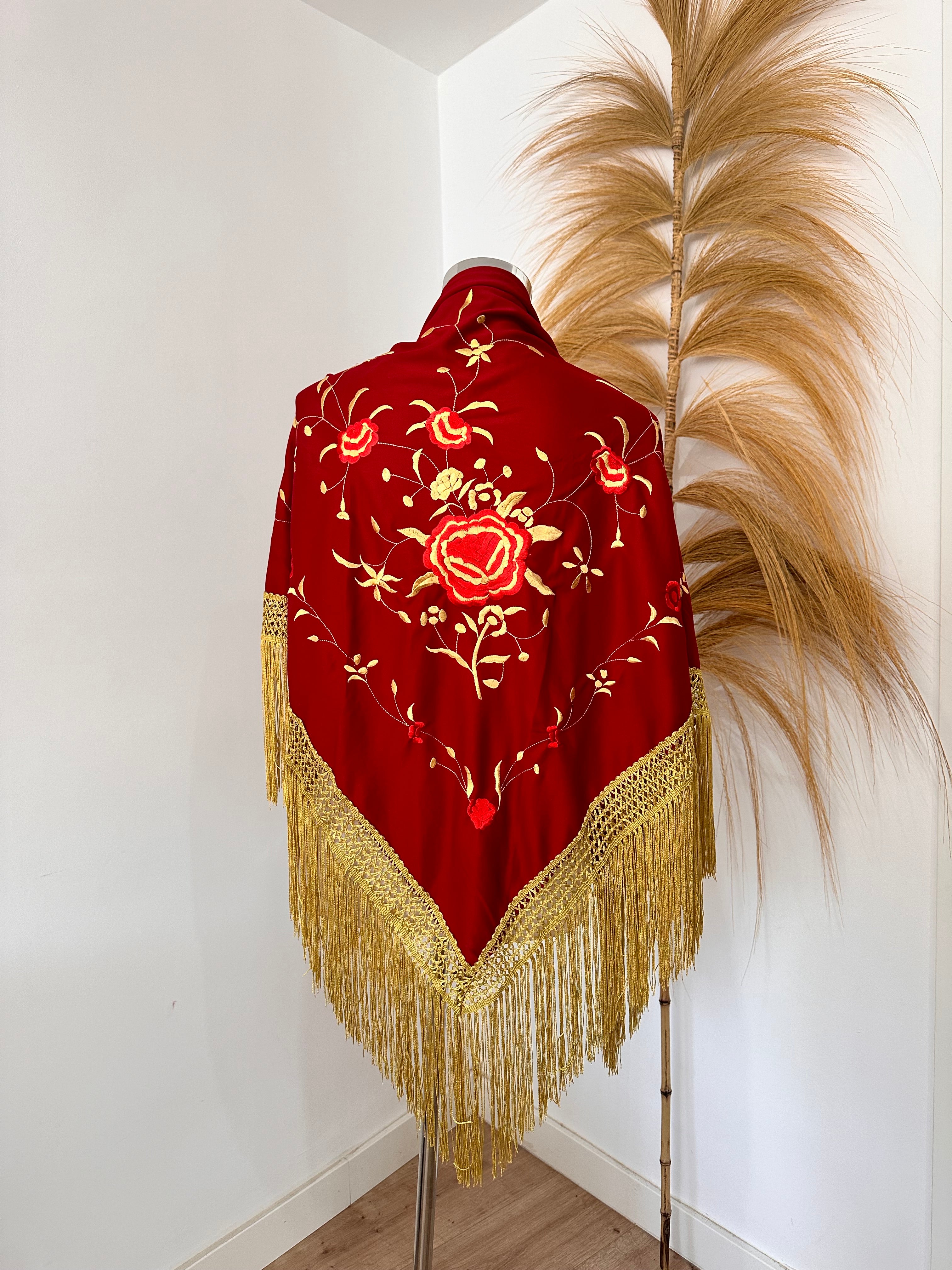 Mantoncillo burdeos bordado rojo y dorado flecado dorado