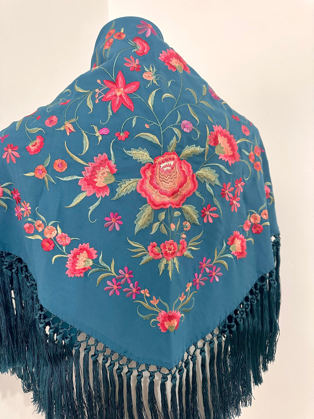 Mantoncillo Clavelines Azul Petroleo bordado pastel