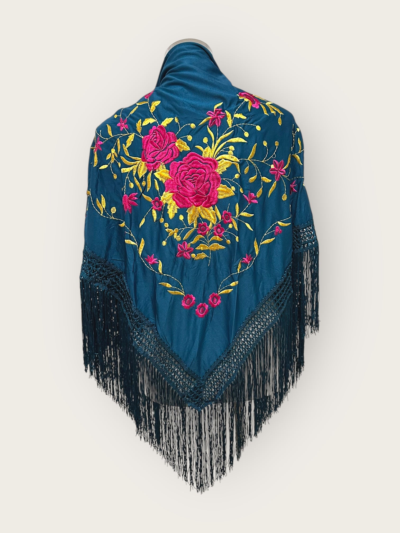 Mantoncillo petróleo bordado fucsia y dorado