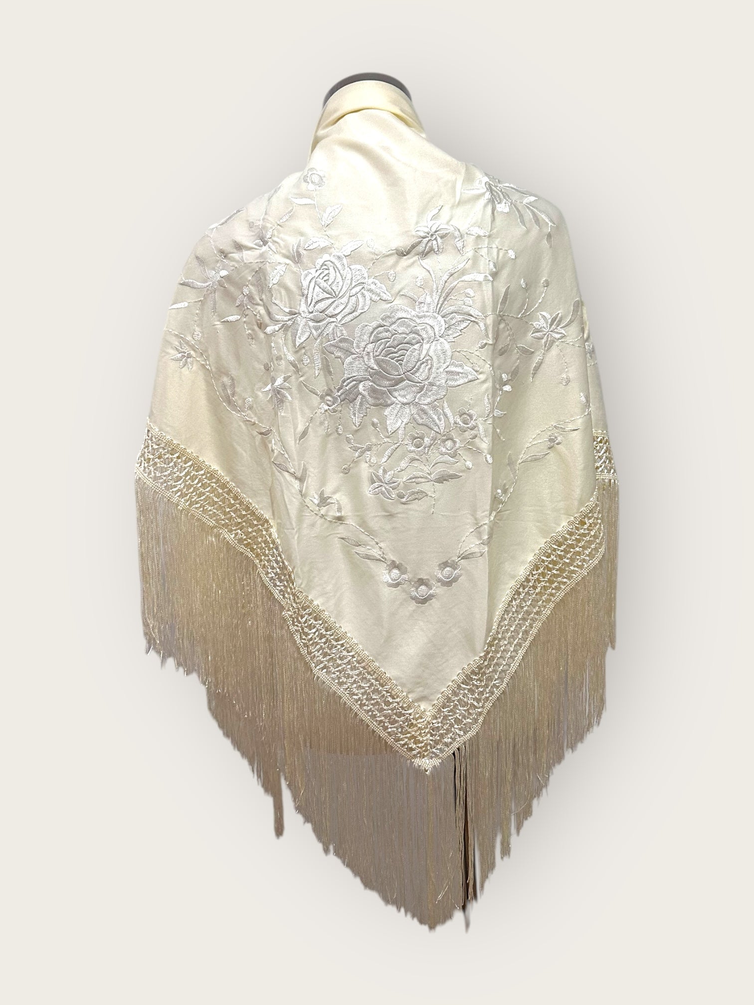 Mantoncillo beige bordado en beige