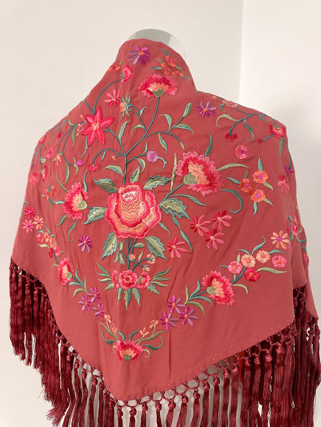 Mantoncillo Clavelines Salmón bordado pastel