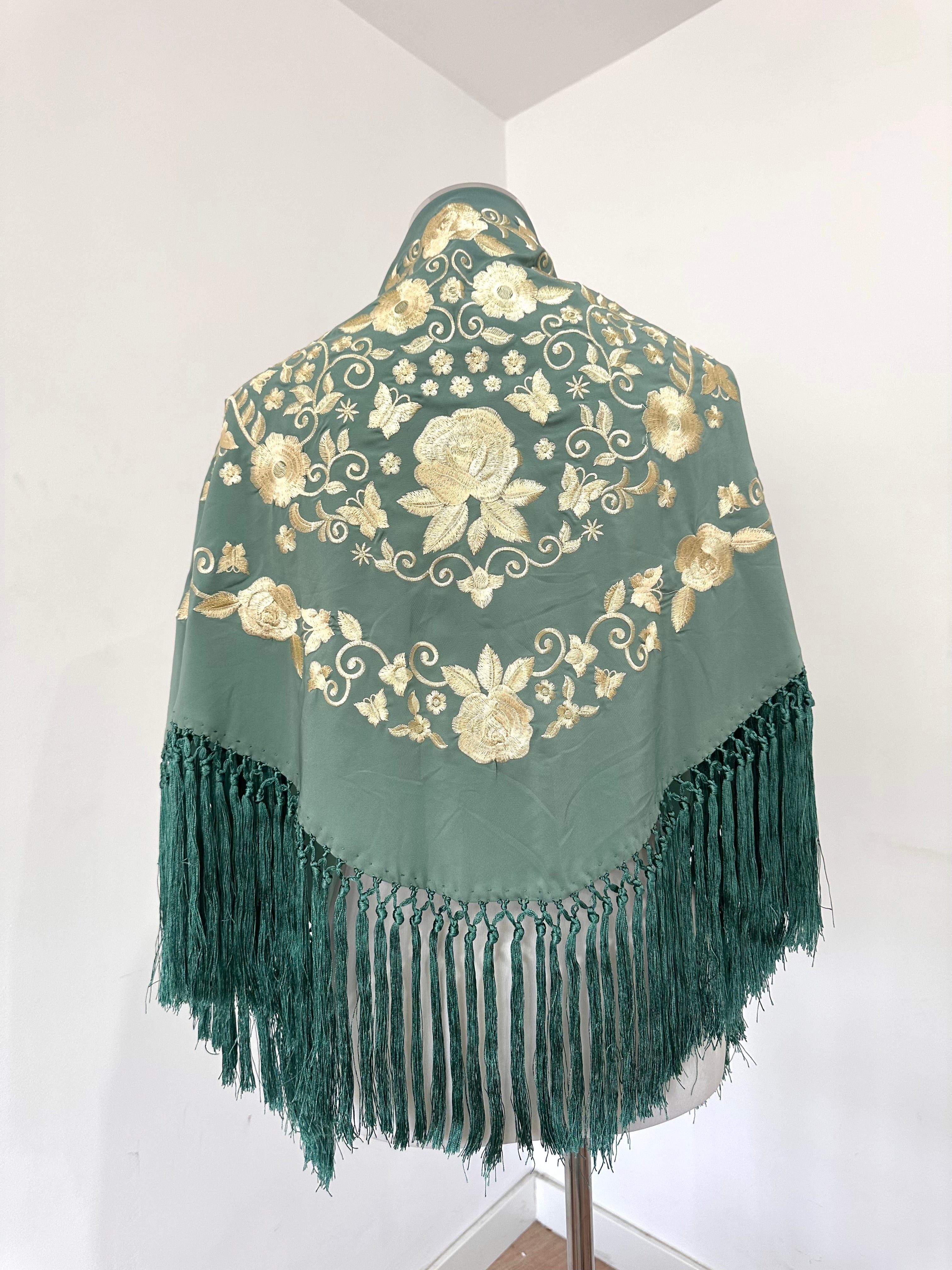 Mantoncillo Fantasía Verde Agua bordado en Marfil