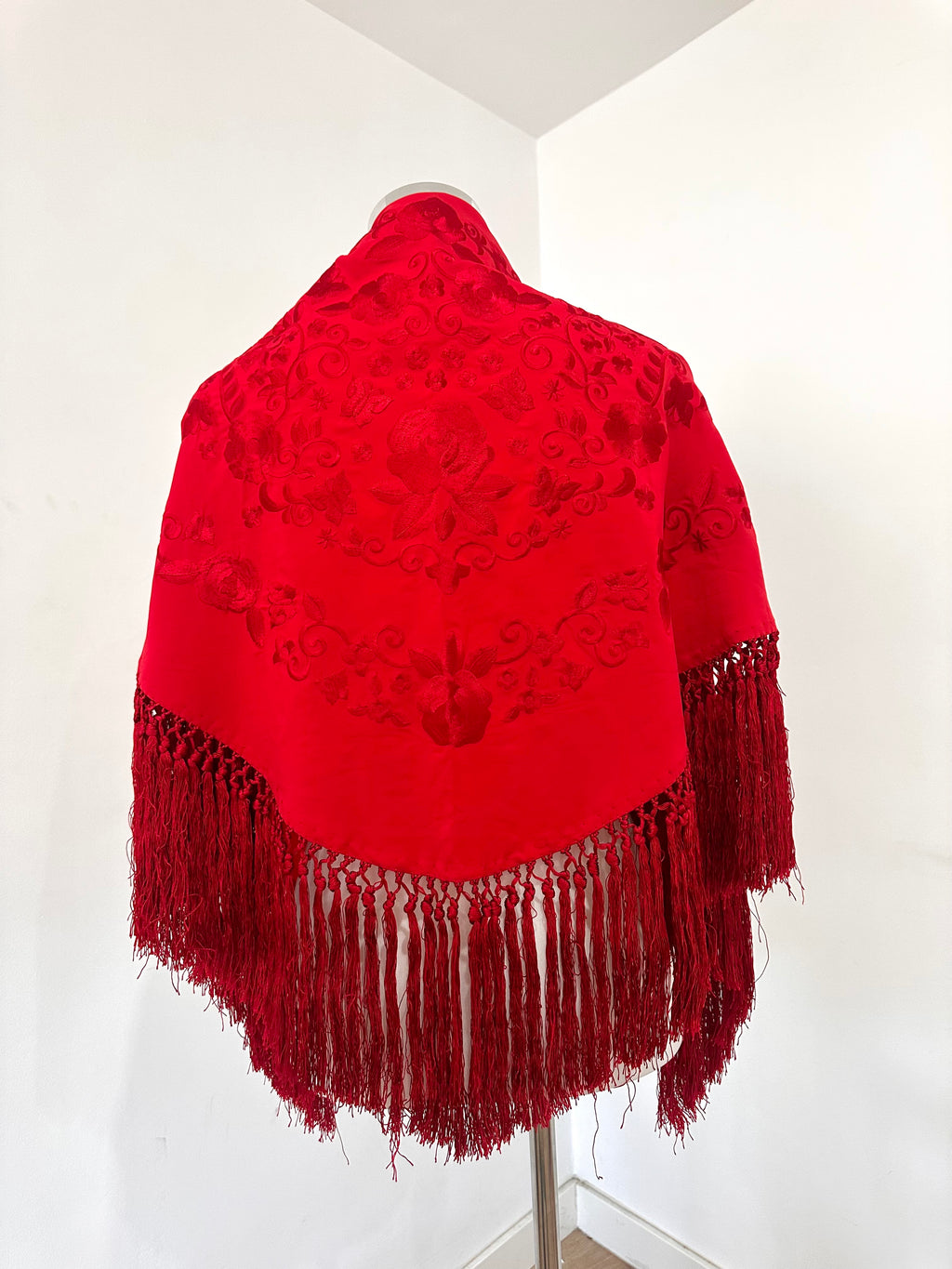 Mantoncillo Fantasía Rojo Bordado al tono