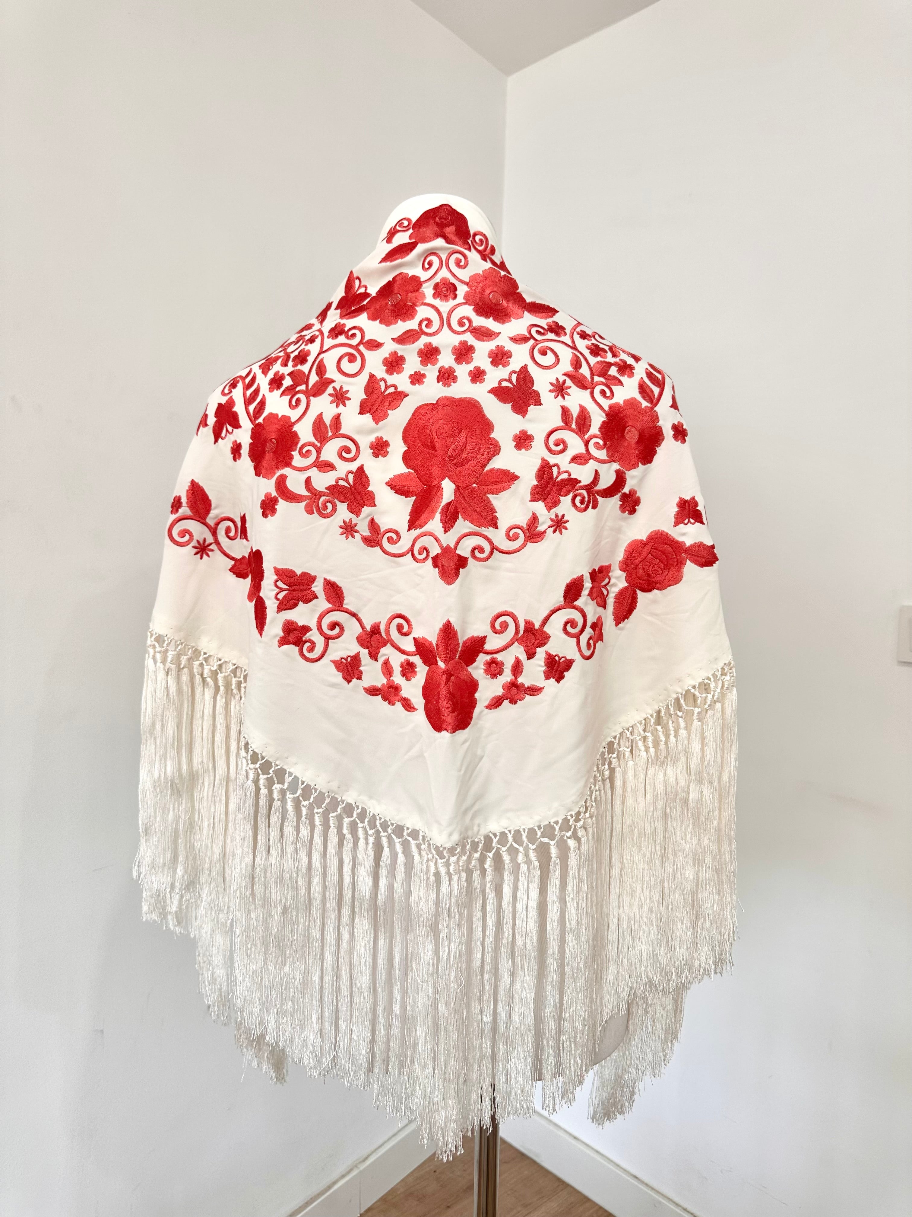 Mantoncillo Fantasía Blanco bordado Coral