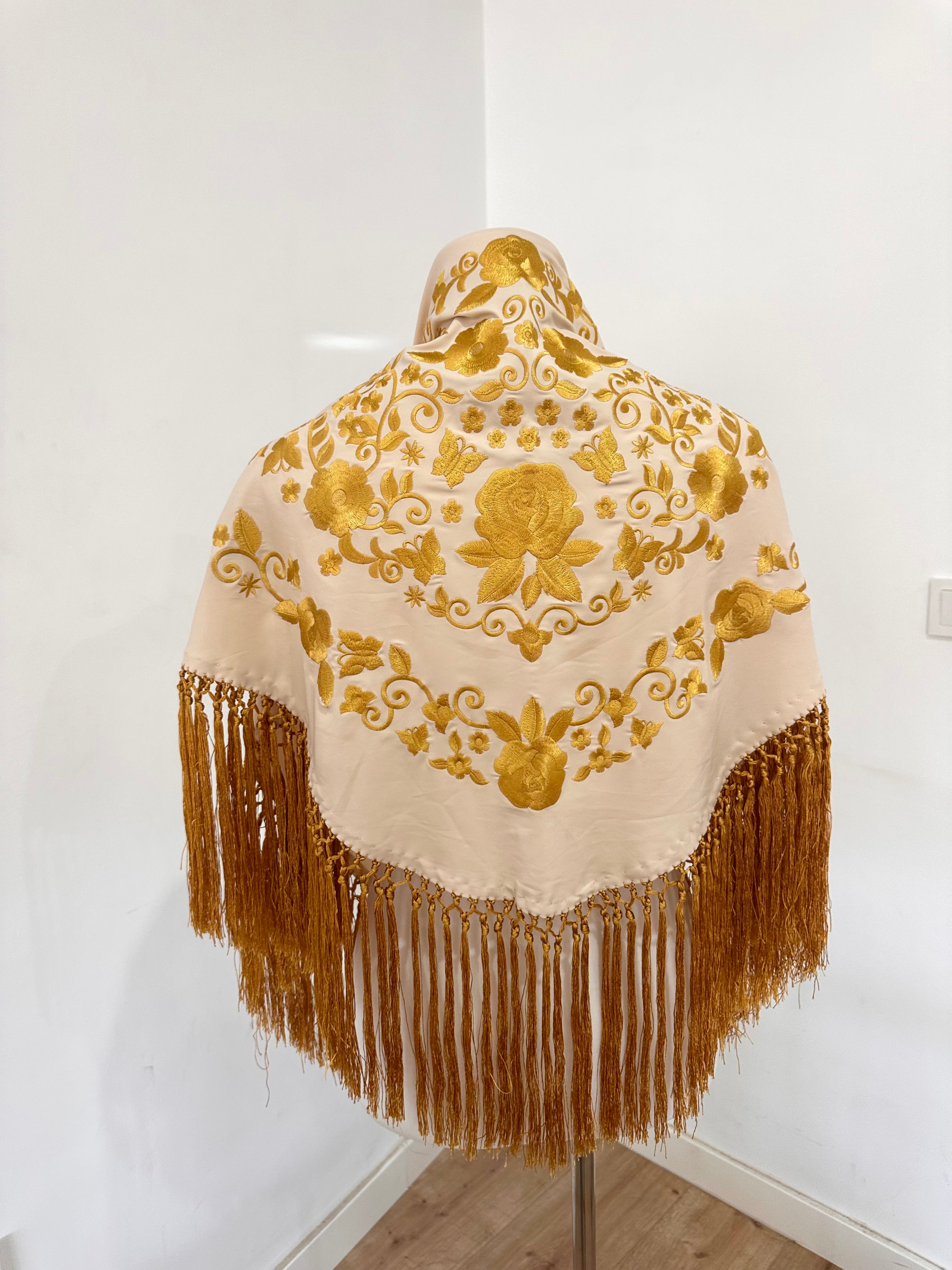 Mantoncillo Fantasía Blanco Roto bordado y flecado dorado