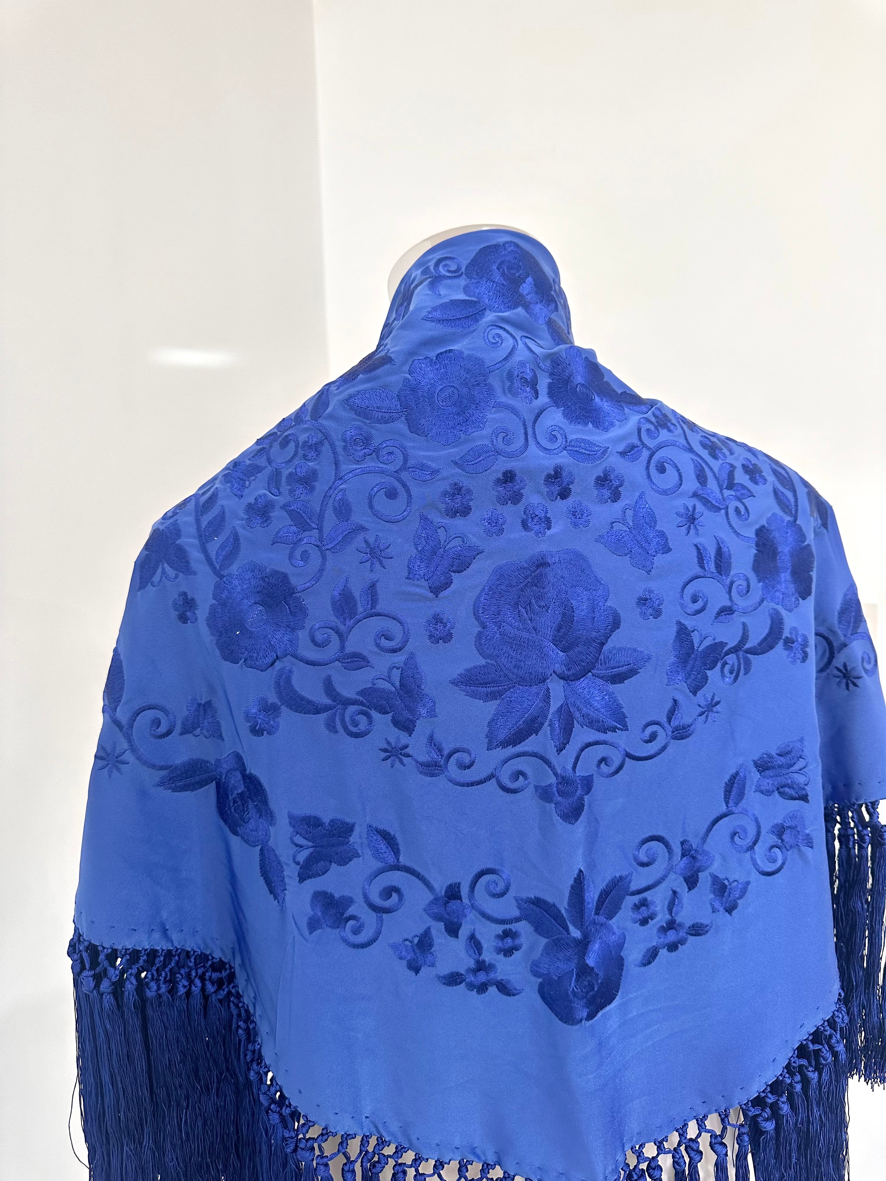 Mantoncillo Fantasía Azul eléctrico bordado al tono