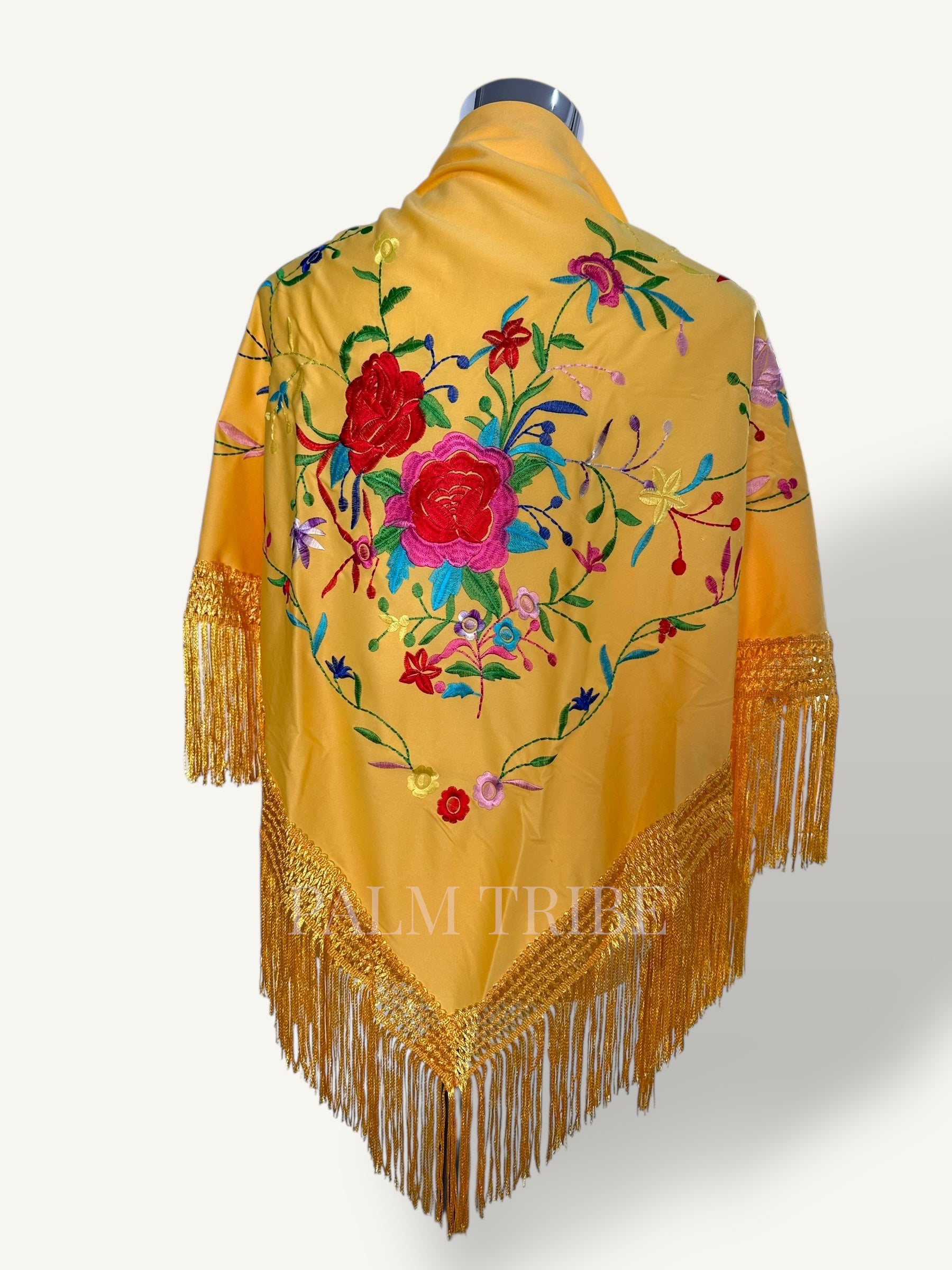 Mantoncillo amarillo bordado color