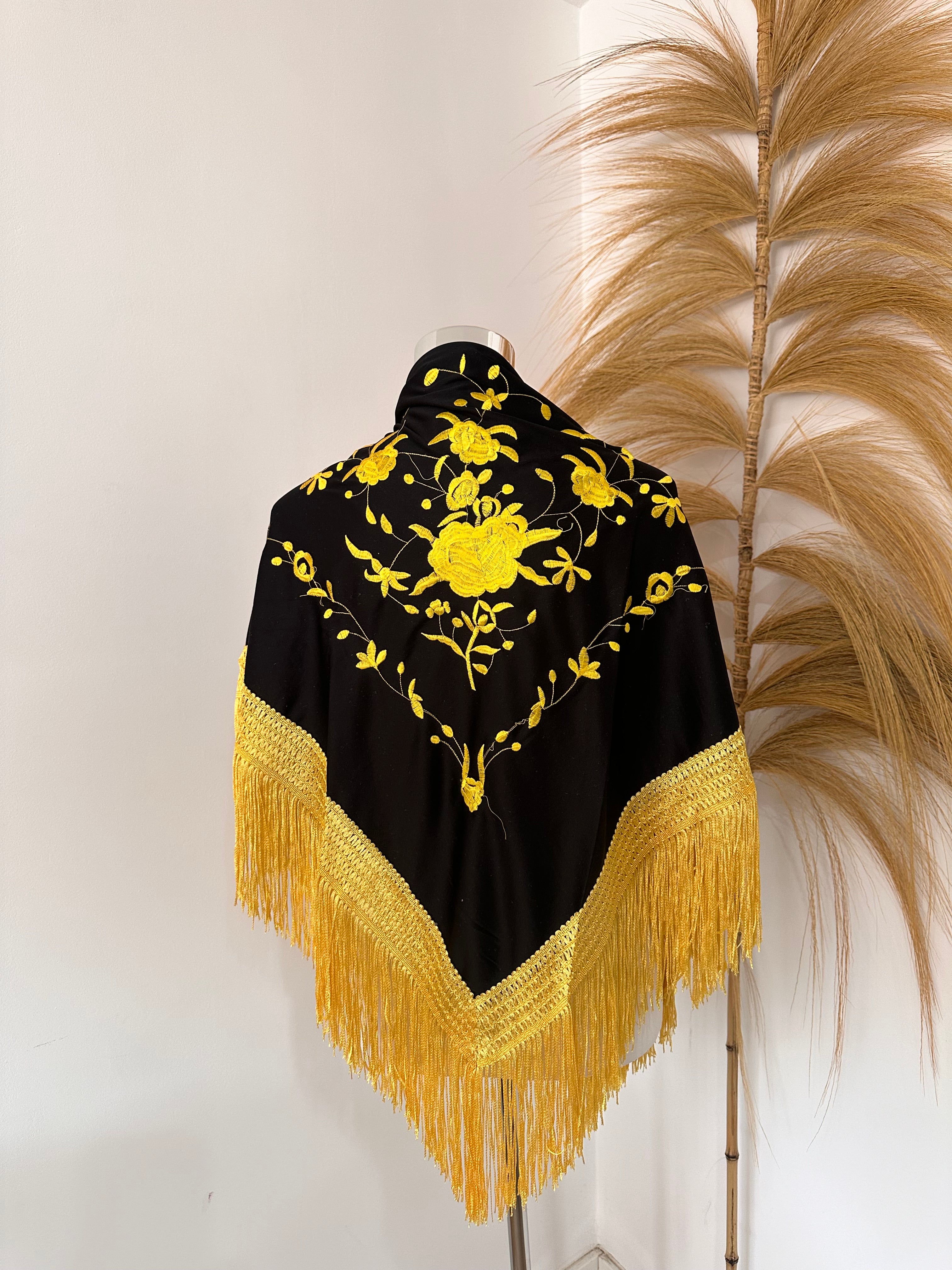 Mantoncillo negro bordado amarillo