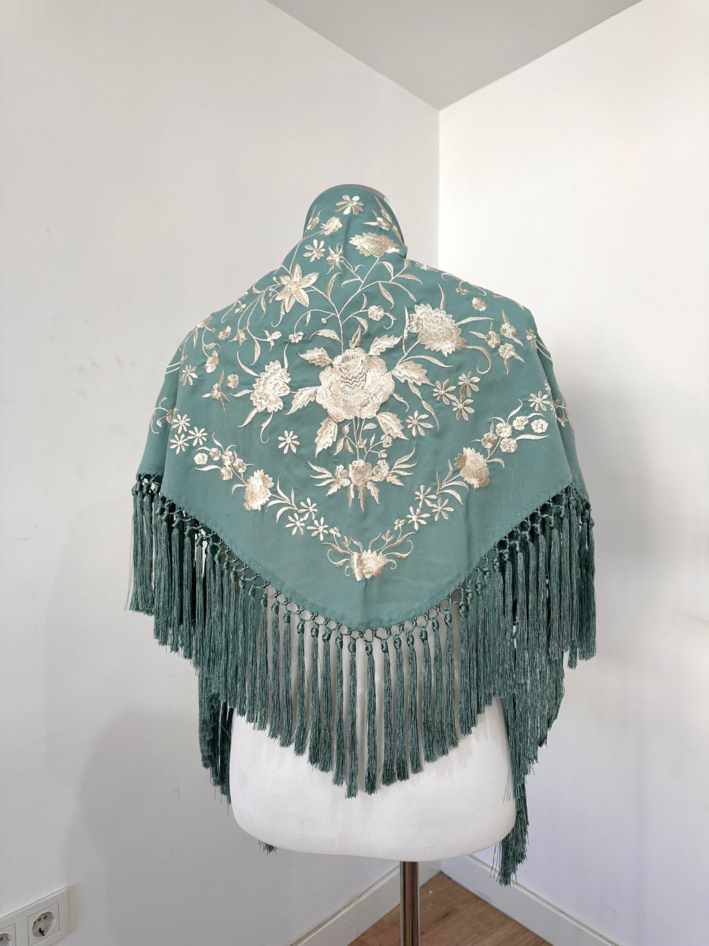 Mantoncillo Clavelines verde agua bordado en blanco roto