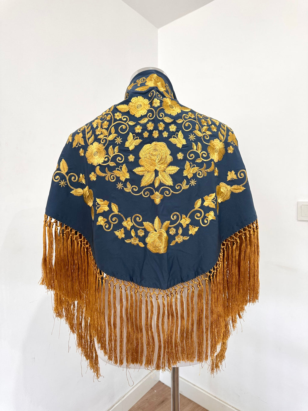 Mantoncillo Fantasía Azul Vaquero Bordado y flecado dorado