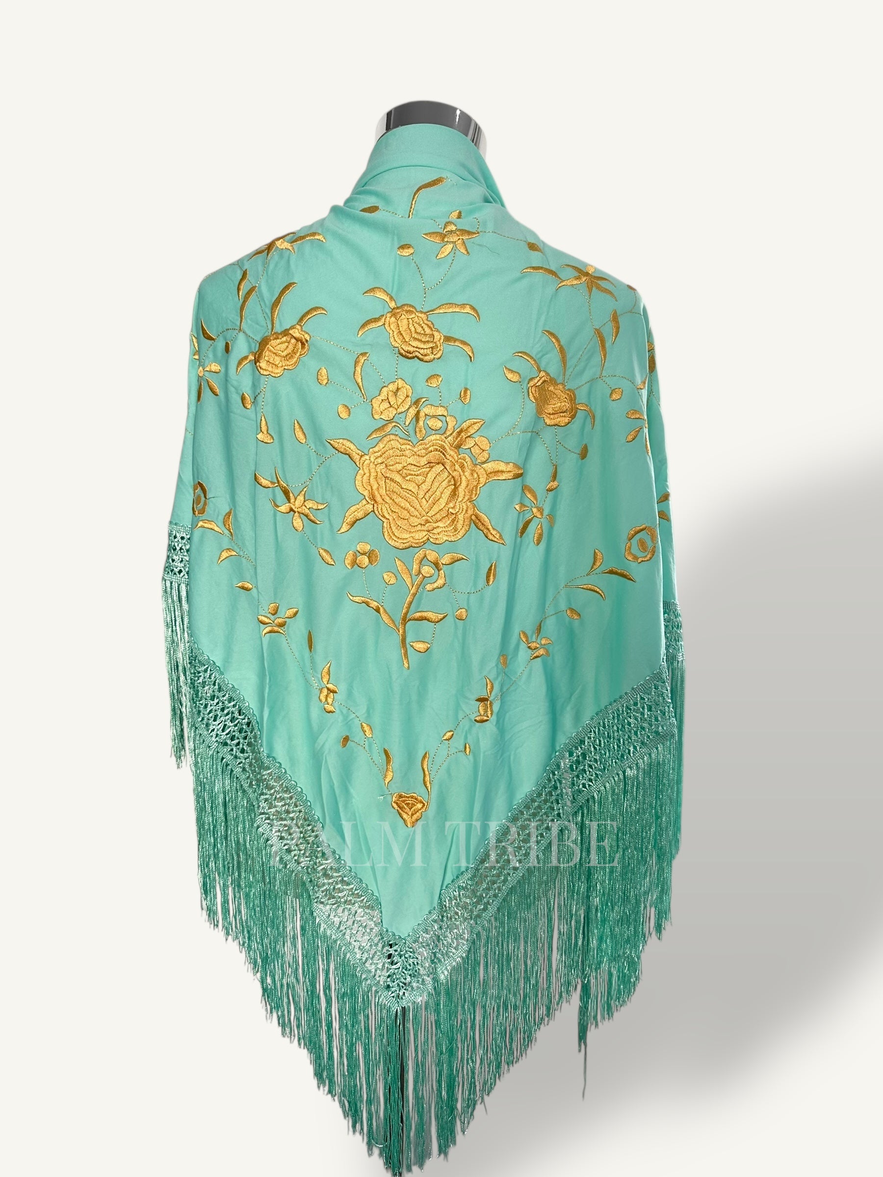 Mantoncillo aquamarina bordado dorado