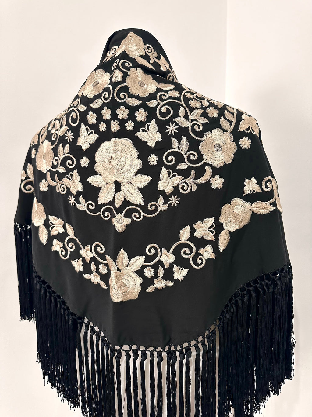 Mantoncillo Fantasía Negro bordado blanco