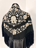 Mantoncillo Fantasía Negro bordado blanco