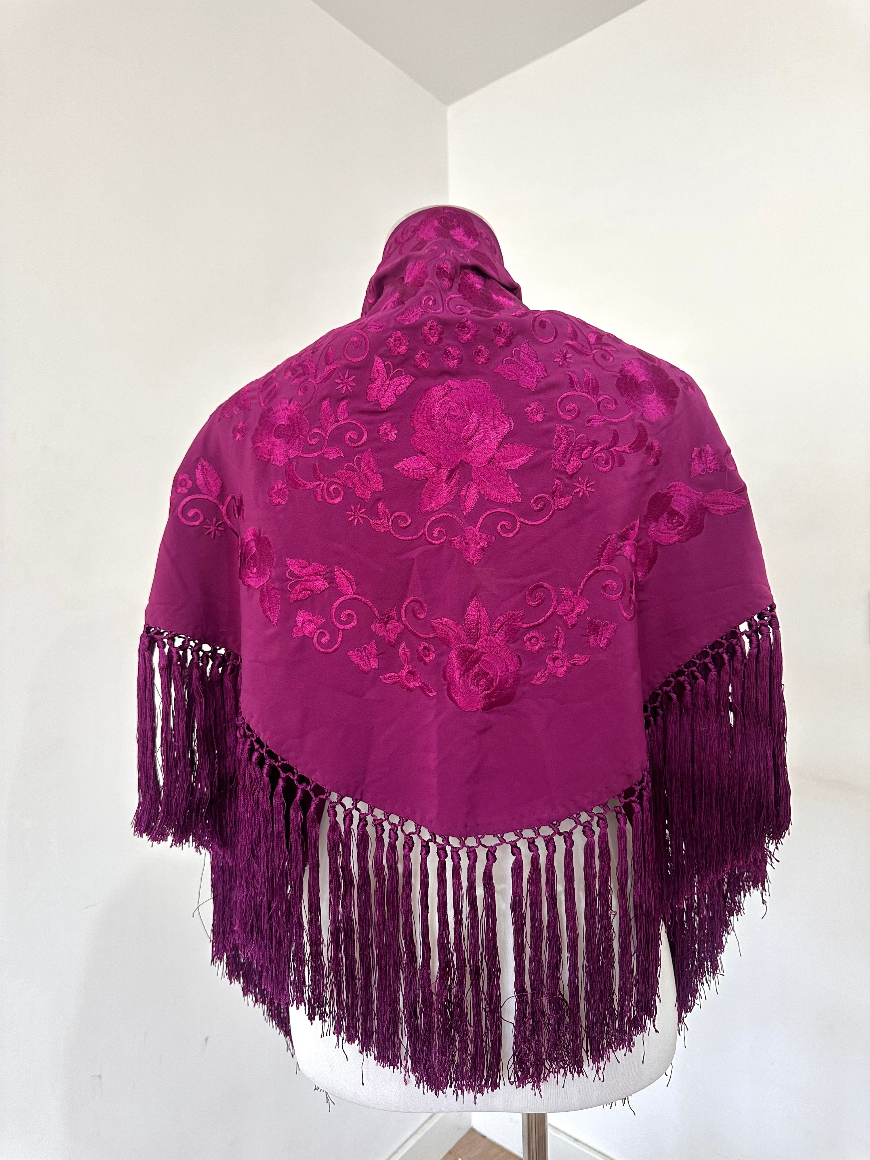 Mantoncillo Fantasía Buganvilla/ Berenjena bordado al tono