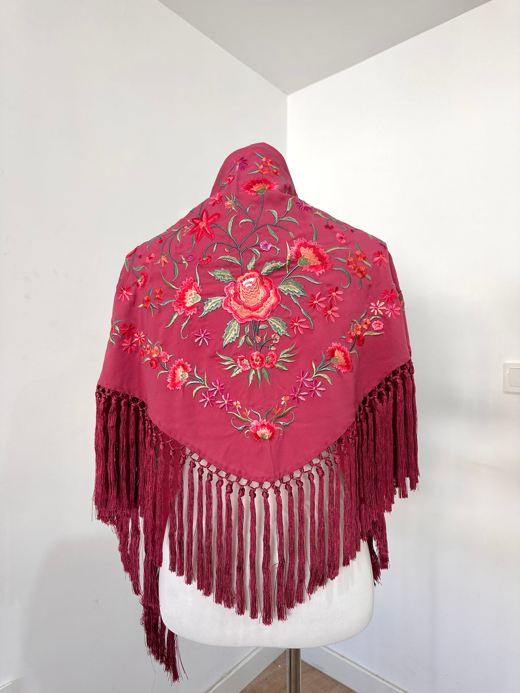 Mantoncillo Clavelines Rosa Crepe Oscuro