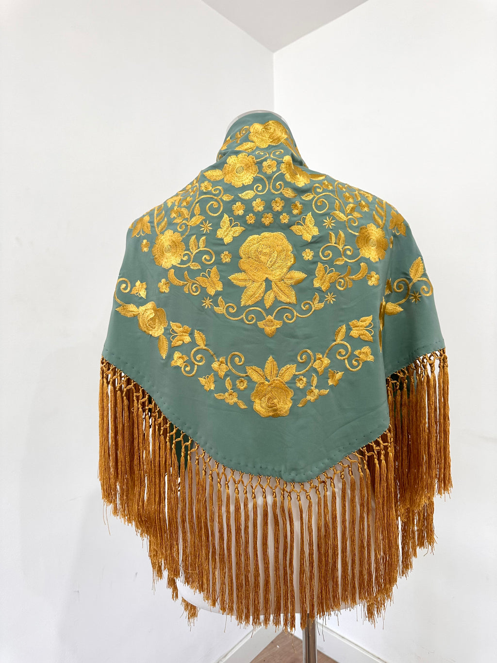 Mantoncillo Fantasía Verde agua bordado y flecado con dorado