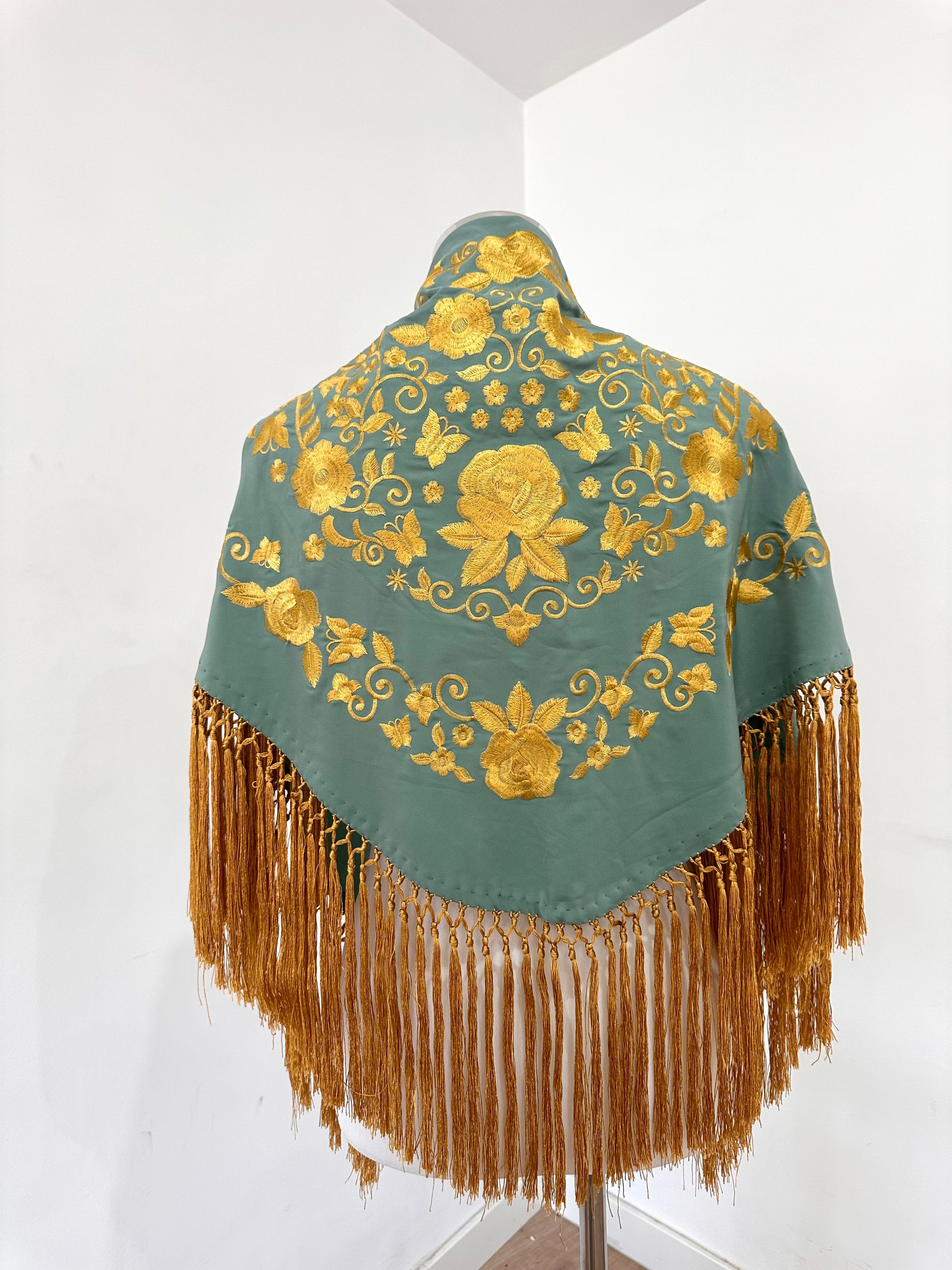 Mantoncillo Fantasía Verde agua bordado y flecado con dorado