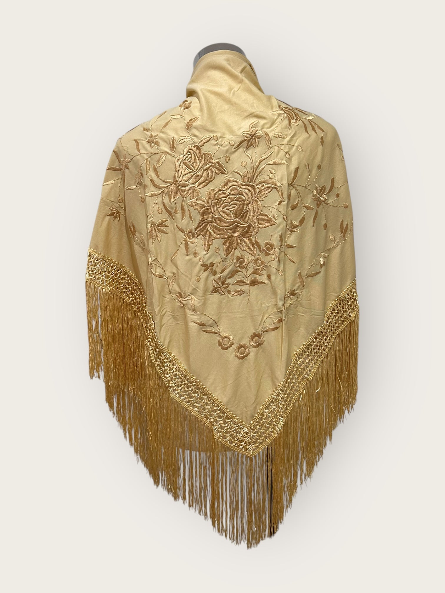 Mantoncillo marfil bordado al tono