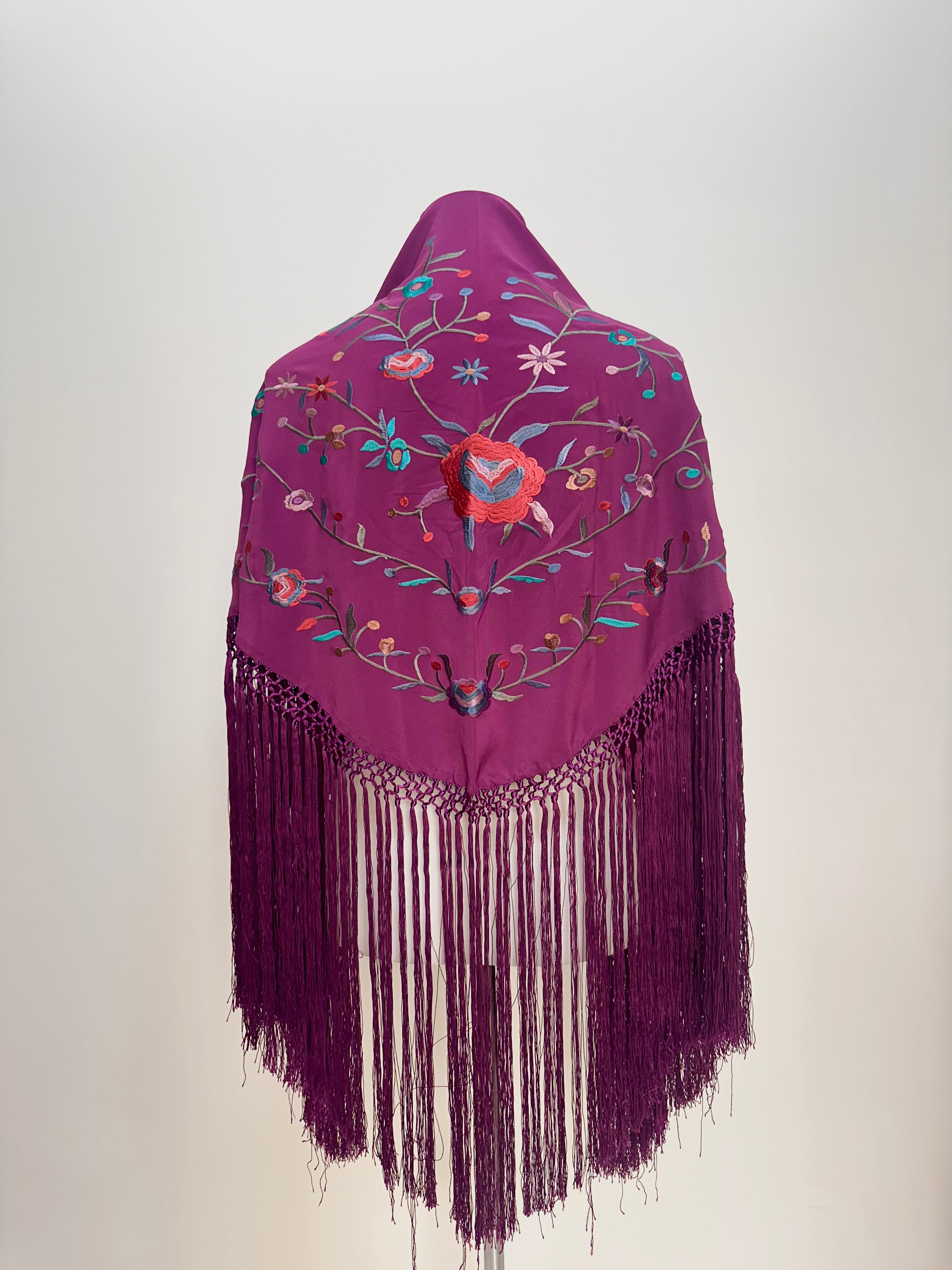 Mantoncillo dolores berenjena bordado