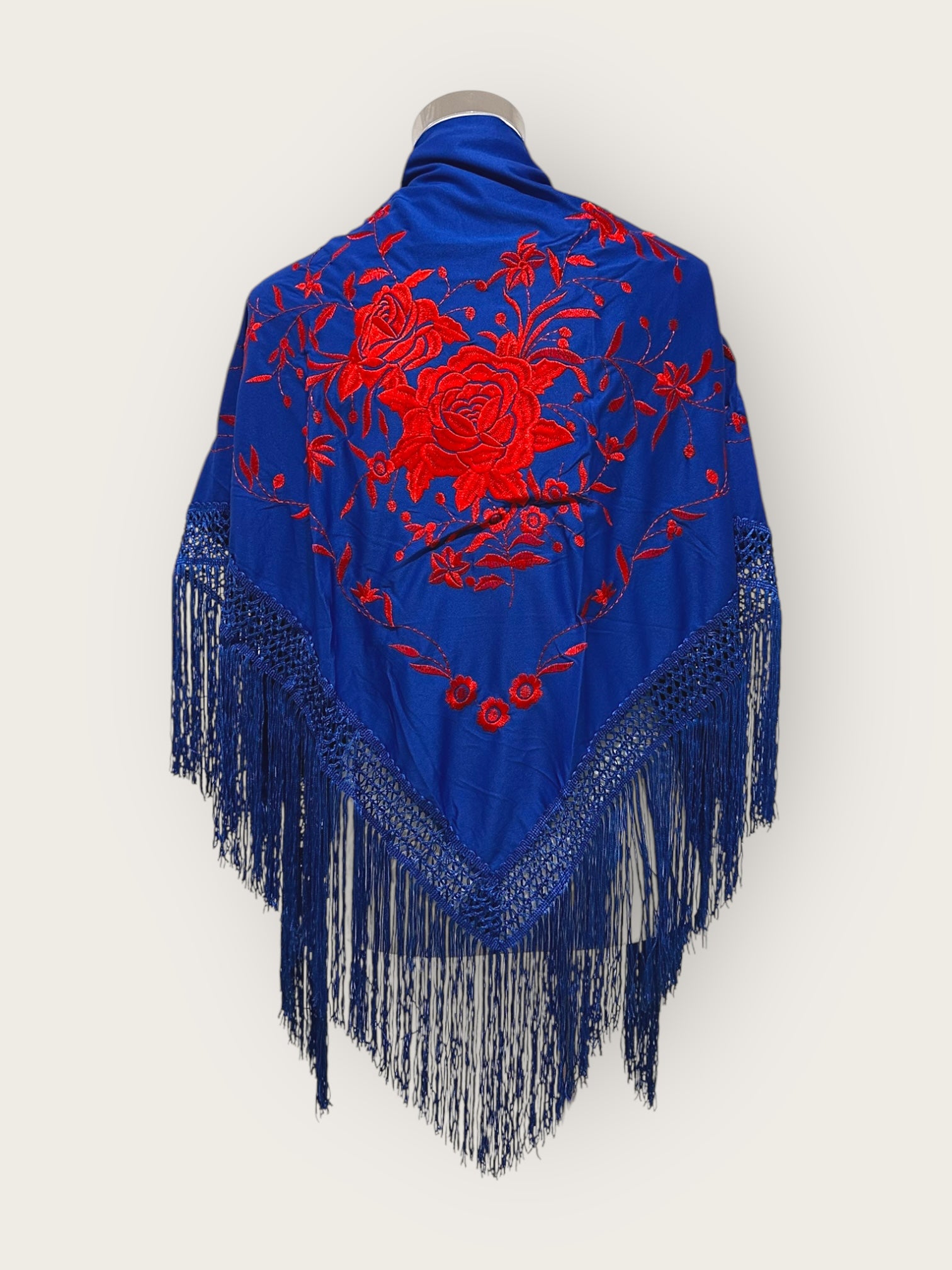 Mantoncillo Azul Eléctrico bordado rojo