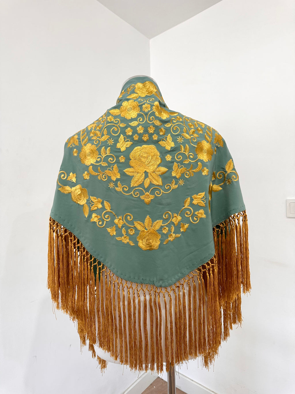 Mantoncillo Fantasía Verde agua bordado y flecado con dorado