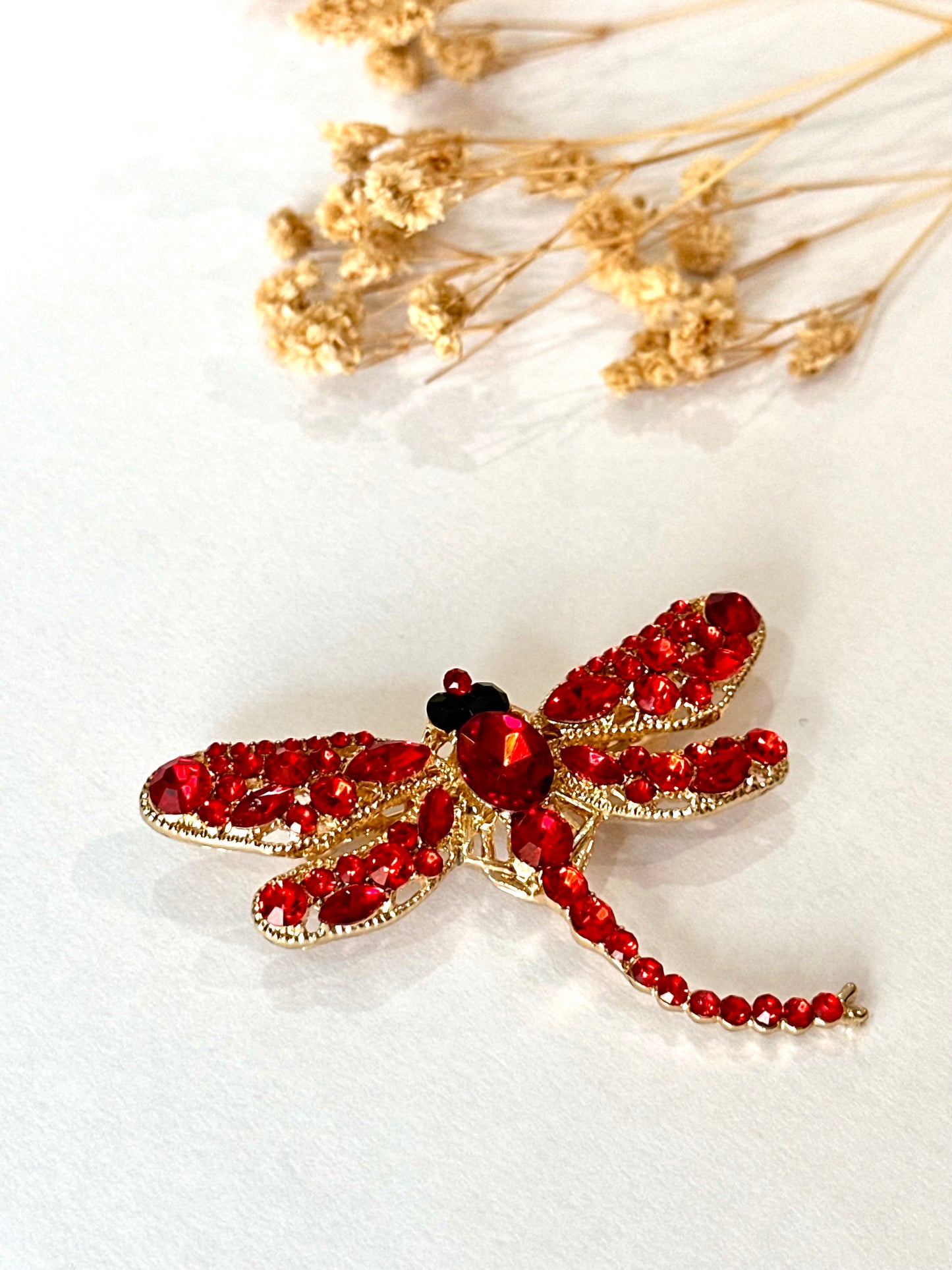 Broche libélula rojo