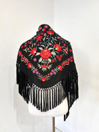 Mantoncillo Clavelines Negro Bordado Rojo