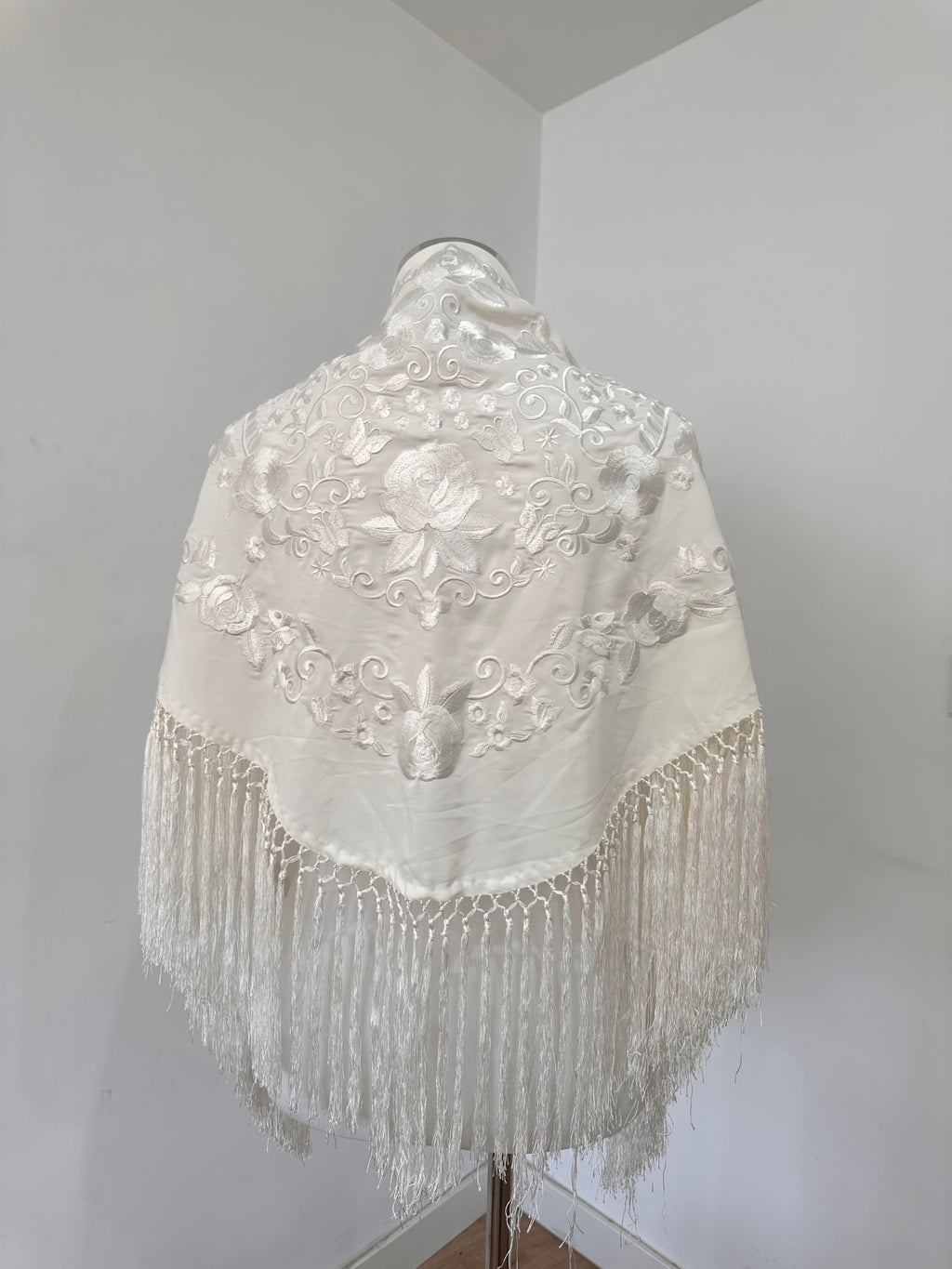 Mantoncillo Fantasía Blanco bordado al tono