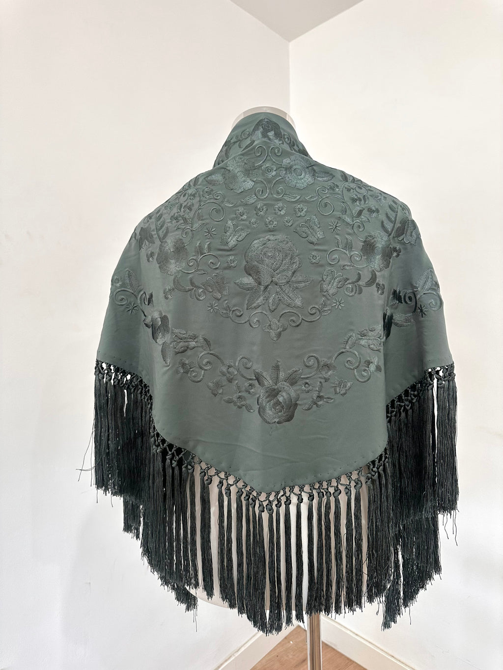 Mantoncillo Fantasía Verde Grisáceo bordado al tono