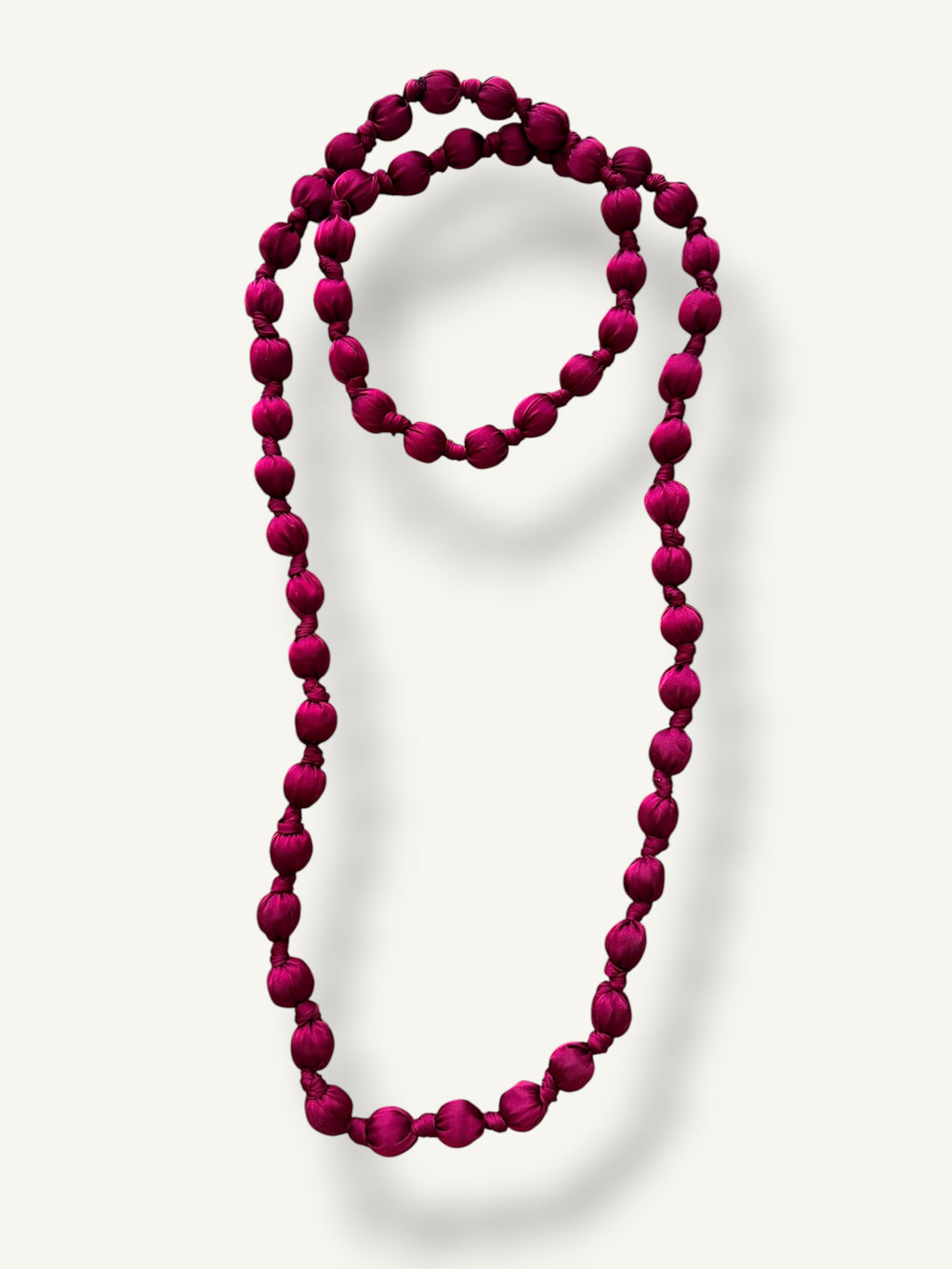 Collar Bolas Burdeos