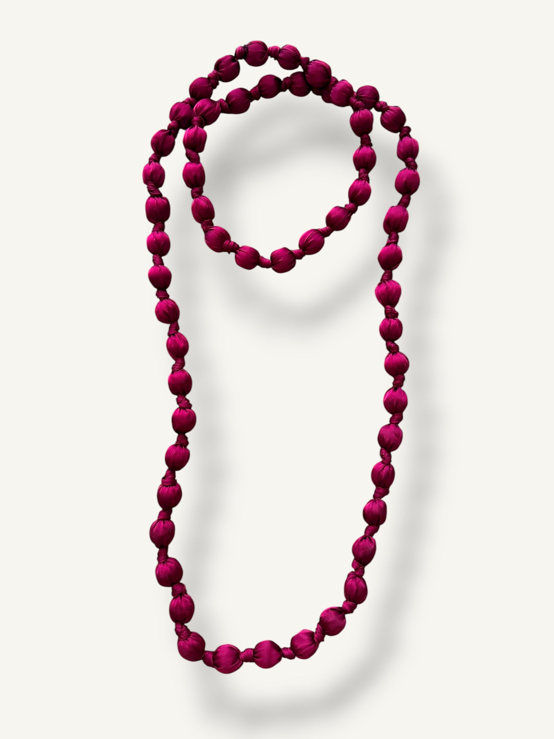 Collar Bolas Burdeos