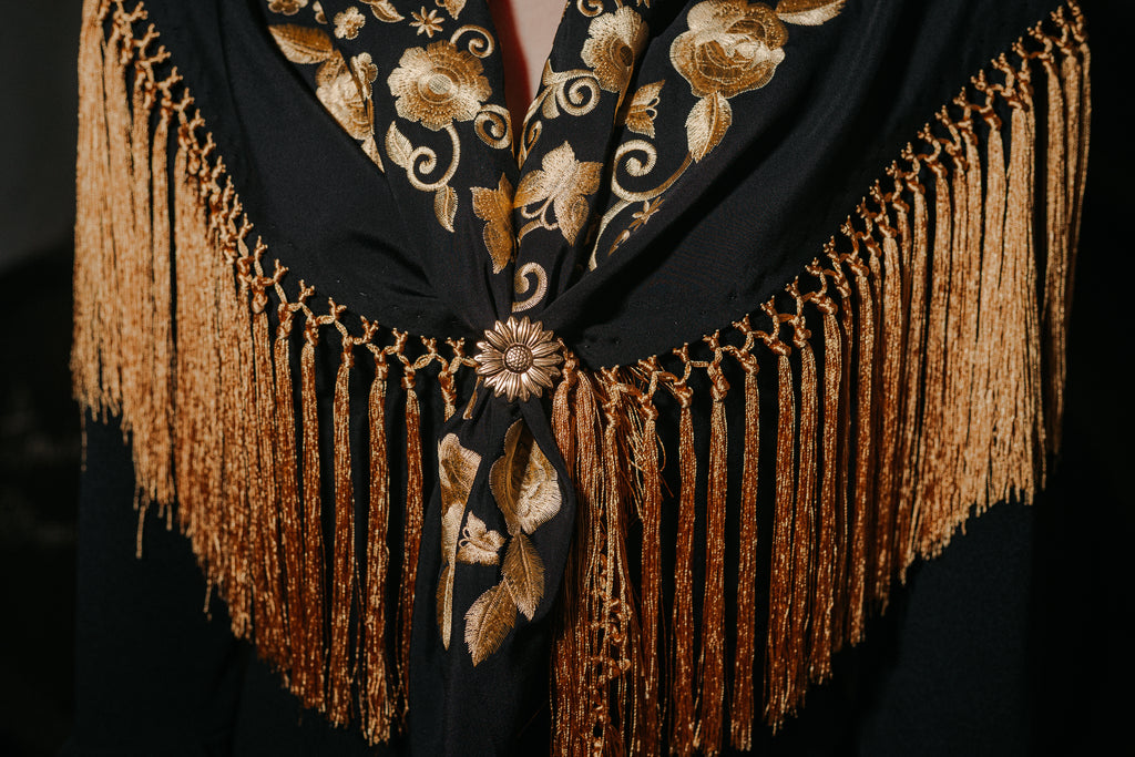 Mantoncillo Fantasía Negro bordado y flecado dorado