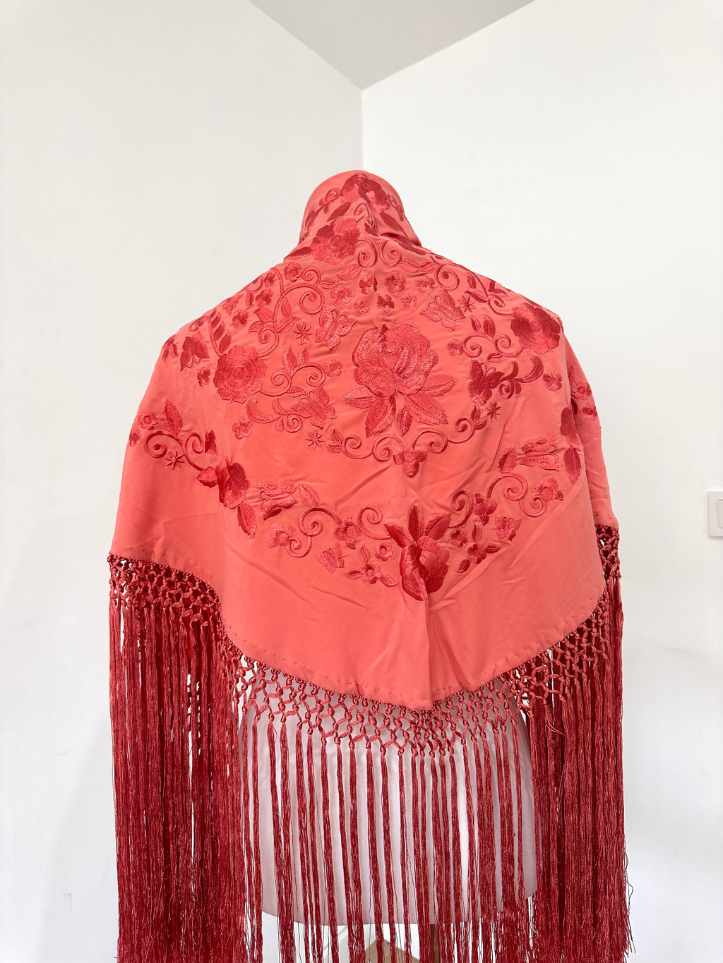 Mantoncillo Fantasía Coral bordado al tono