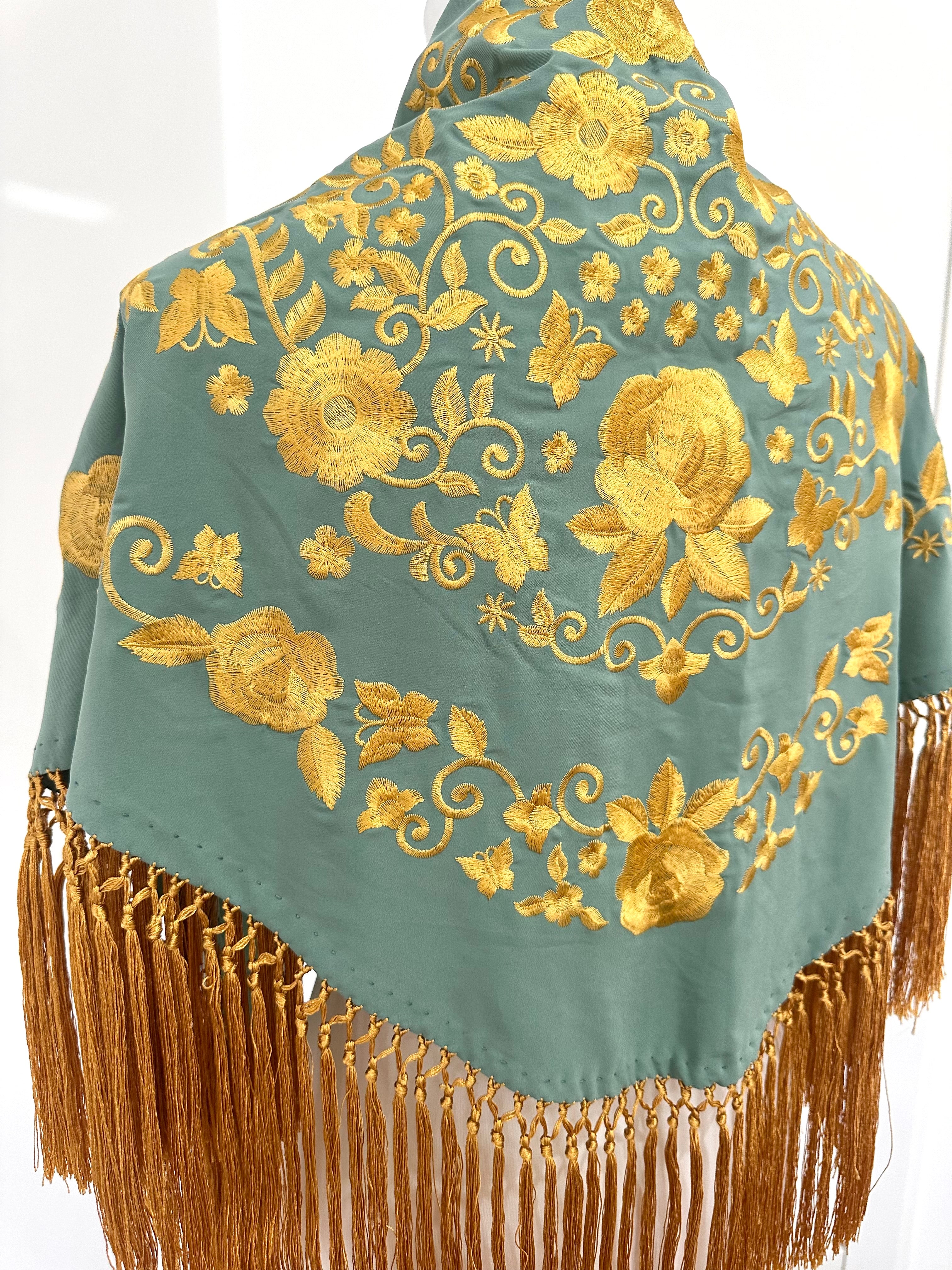 Mantoncillo Fantasía Verde agua bordado y flecado con dorado