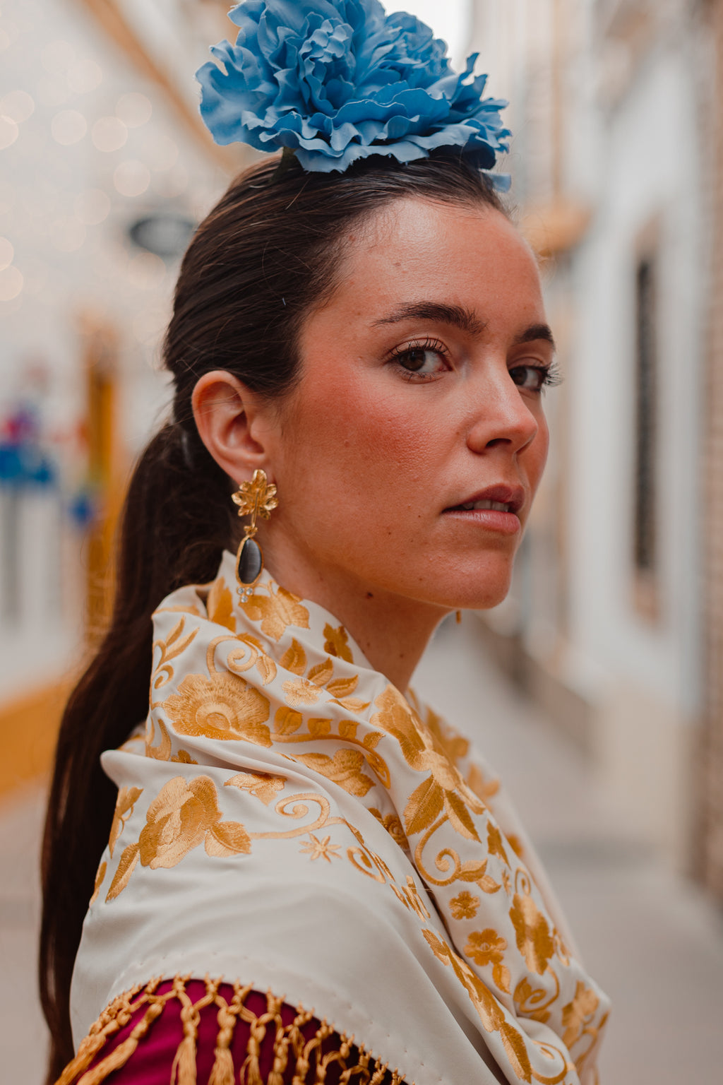 Mantoncillo Fantasía Blanco Roto bordado y flecado dorado